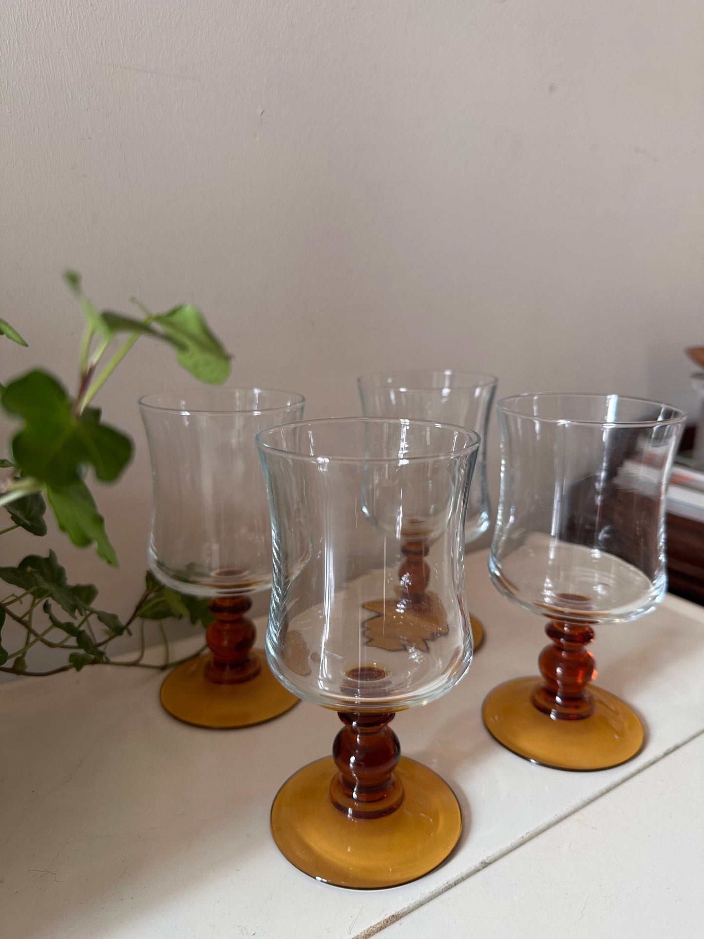 Set van 4 wijnglazen met amberkleurige voet