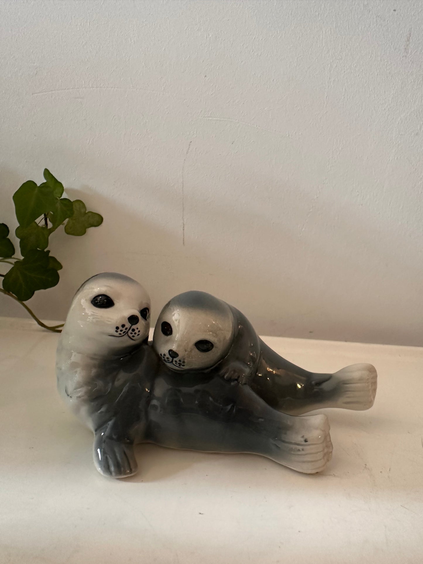 Porseleinen beeldje van twee zeehondjes