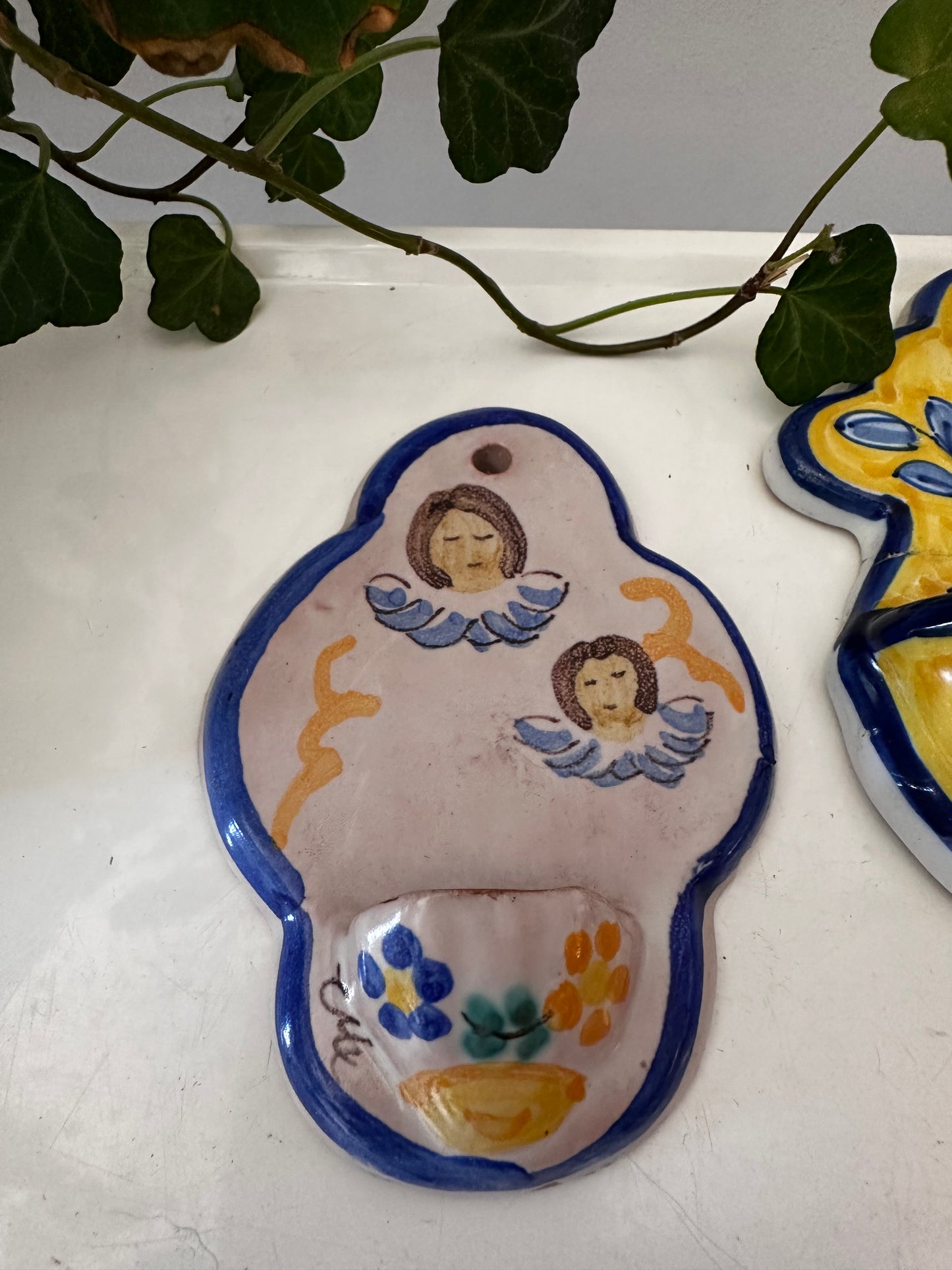 Keramieken wijwaterbakjes Spaans keramiek. Prijs per stuk