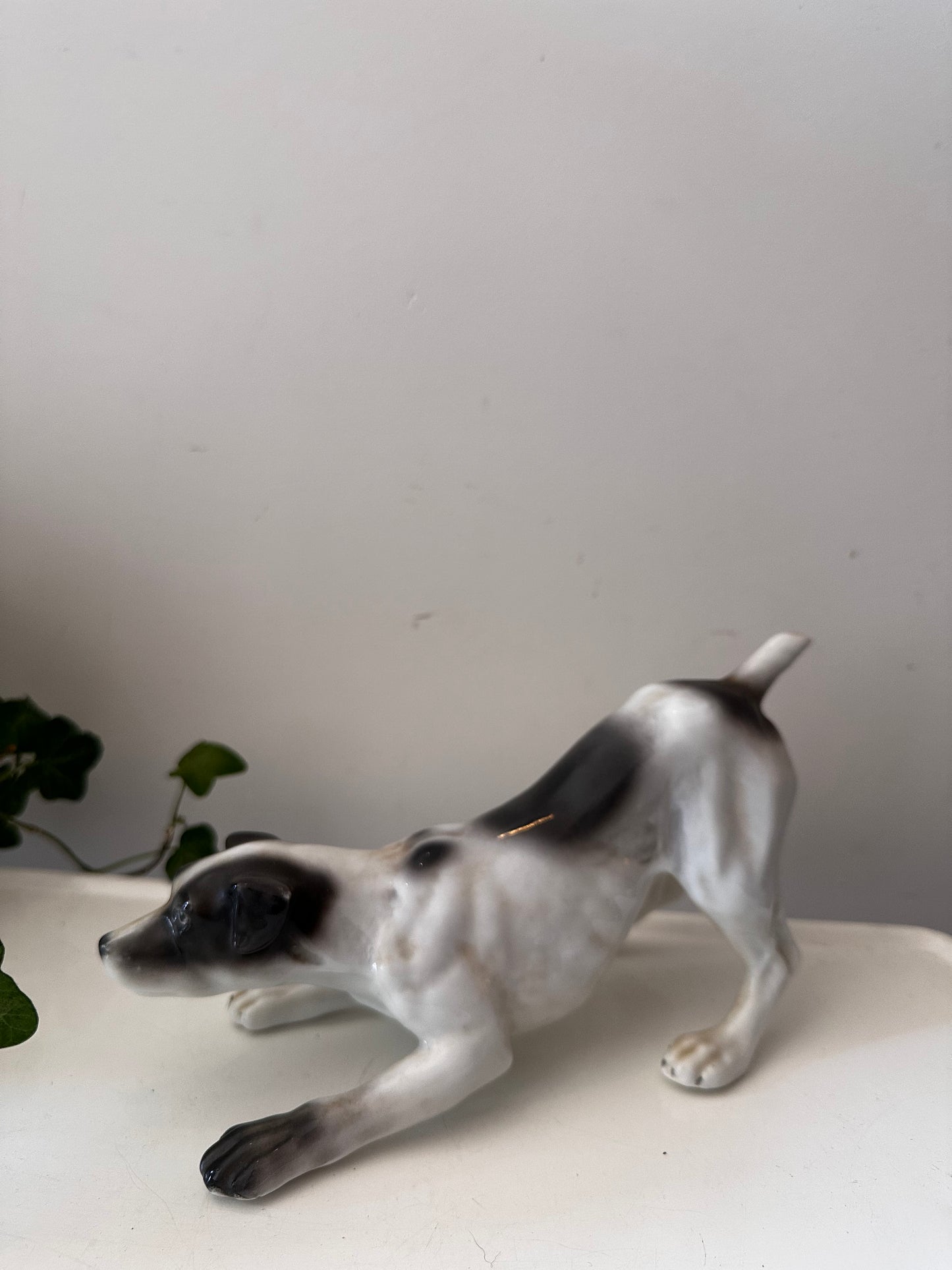 Porseleinen beeldje jachthond