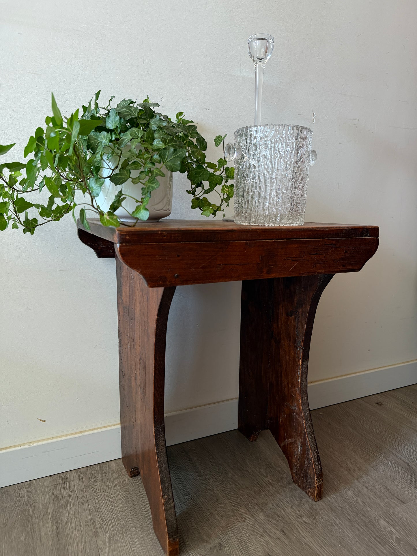 Vintage houten krukje plantentafeltje