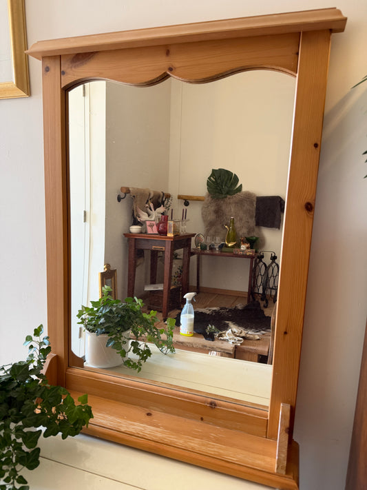 Houten spiegel met plankje