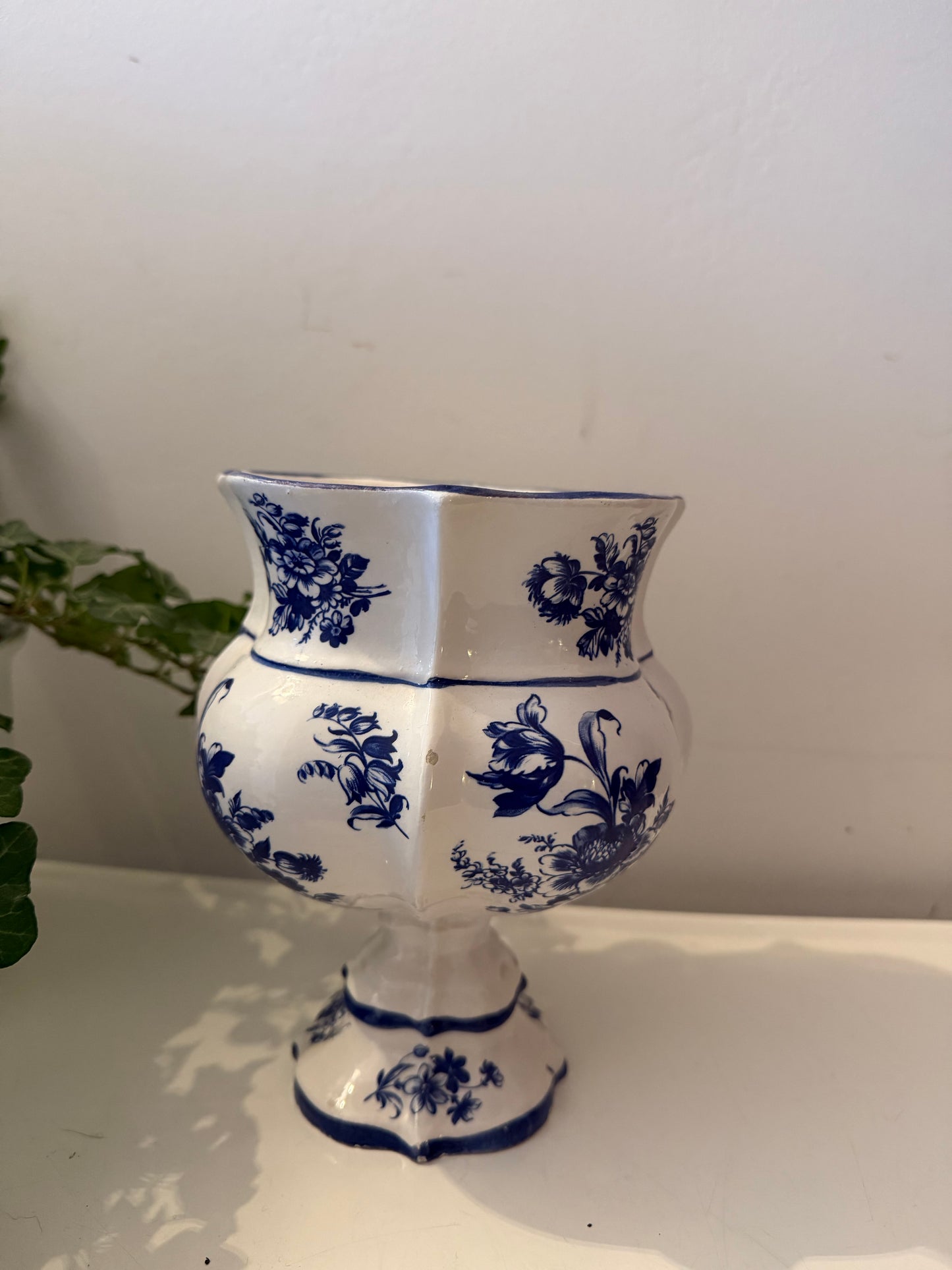 Blauw witte tulpenvaas
