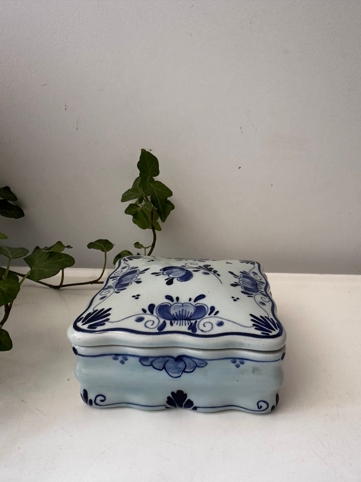 Delft blauw porseleinen doosje gemerkt