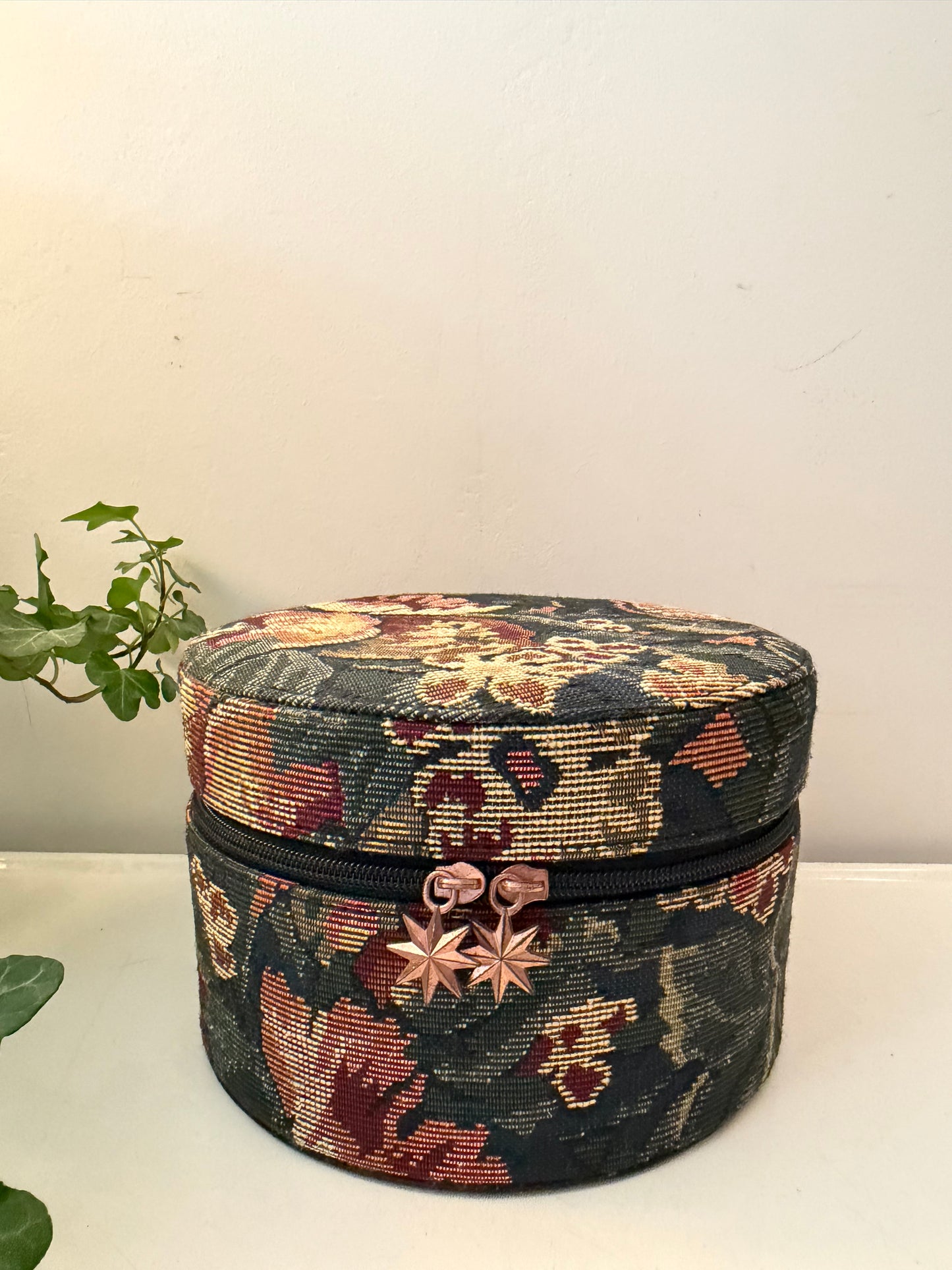 Vintage sieradendoos rond stof