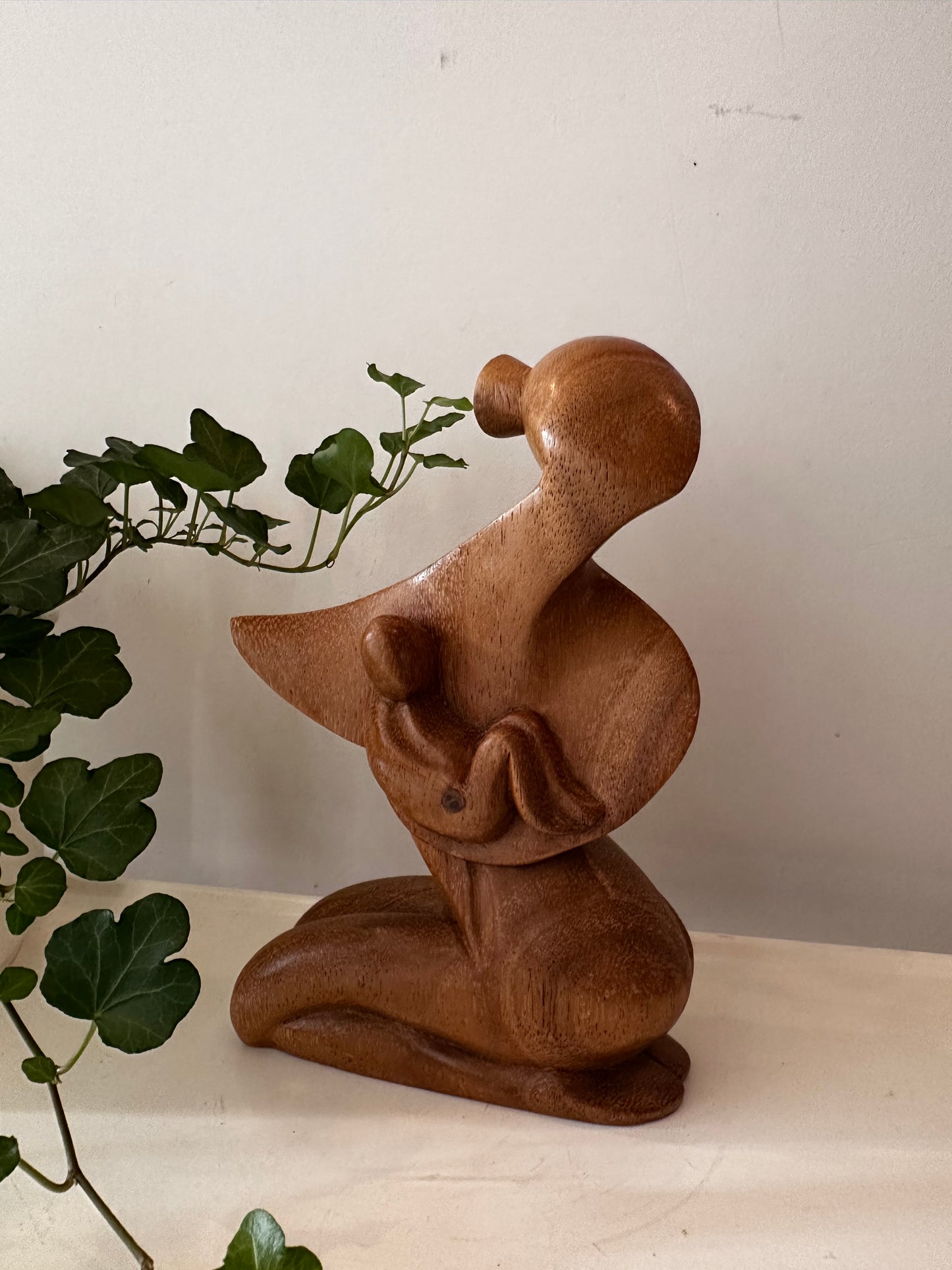 Midcentury houten beeldje moeder met kind