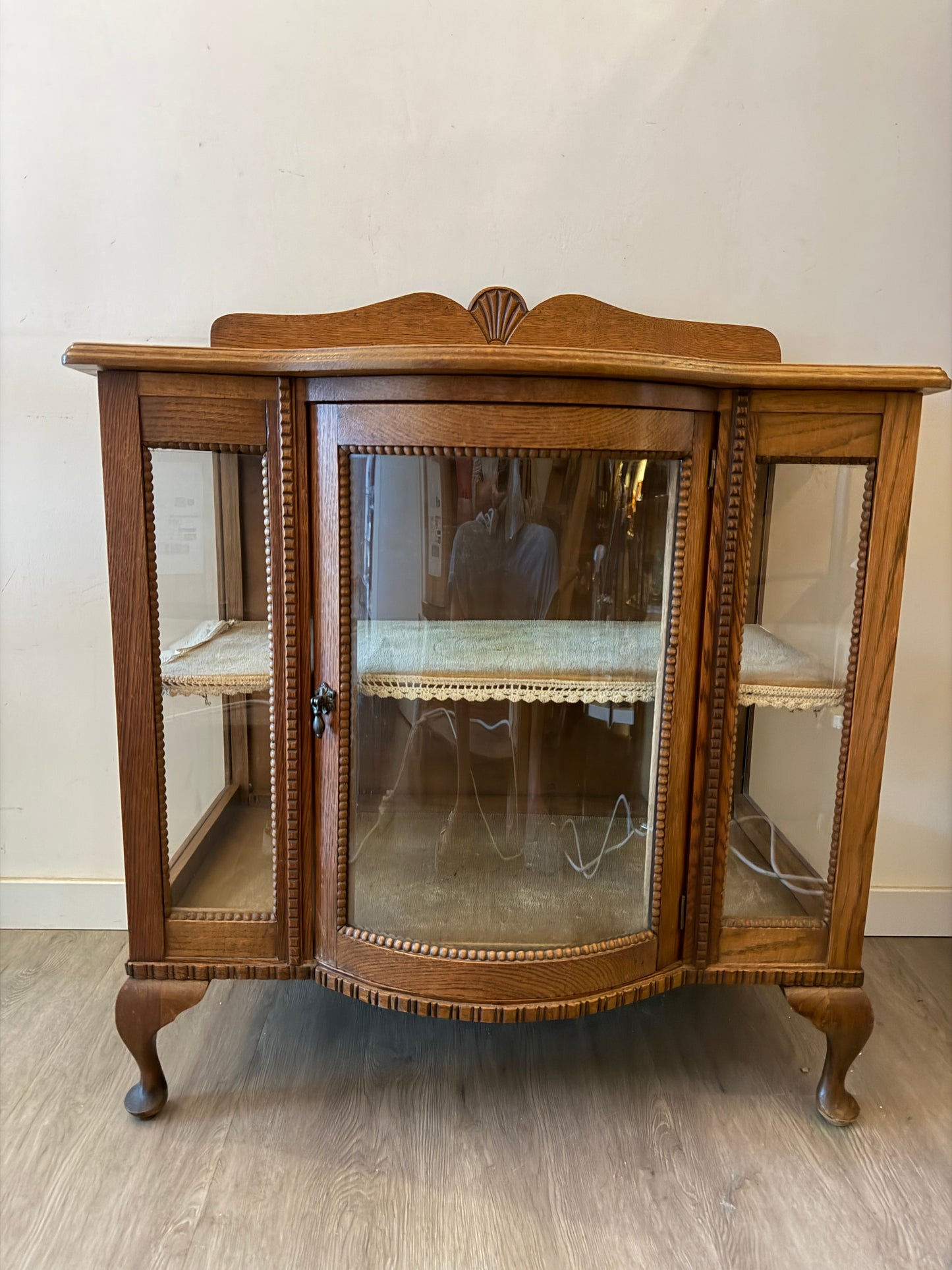 Antiek vitrinekastje met gebogen glas