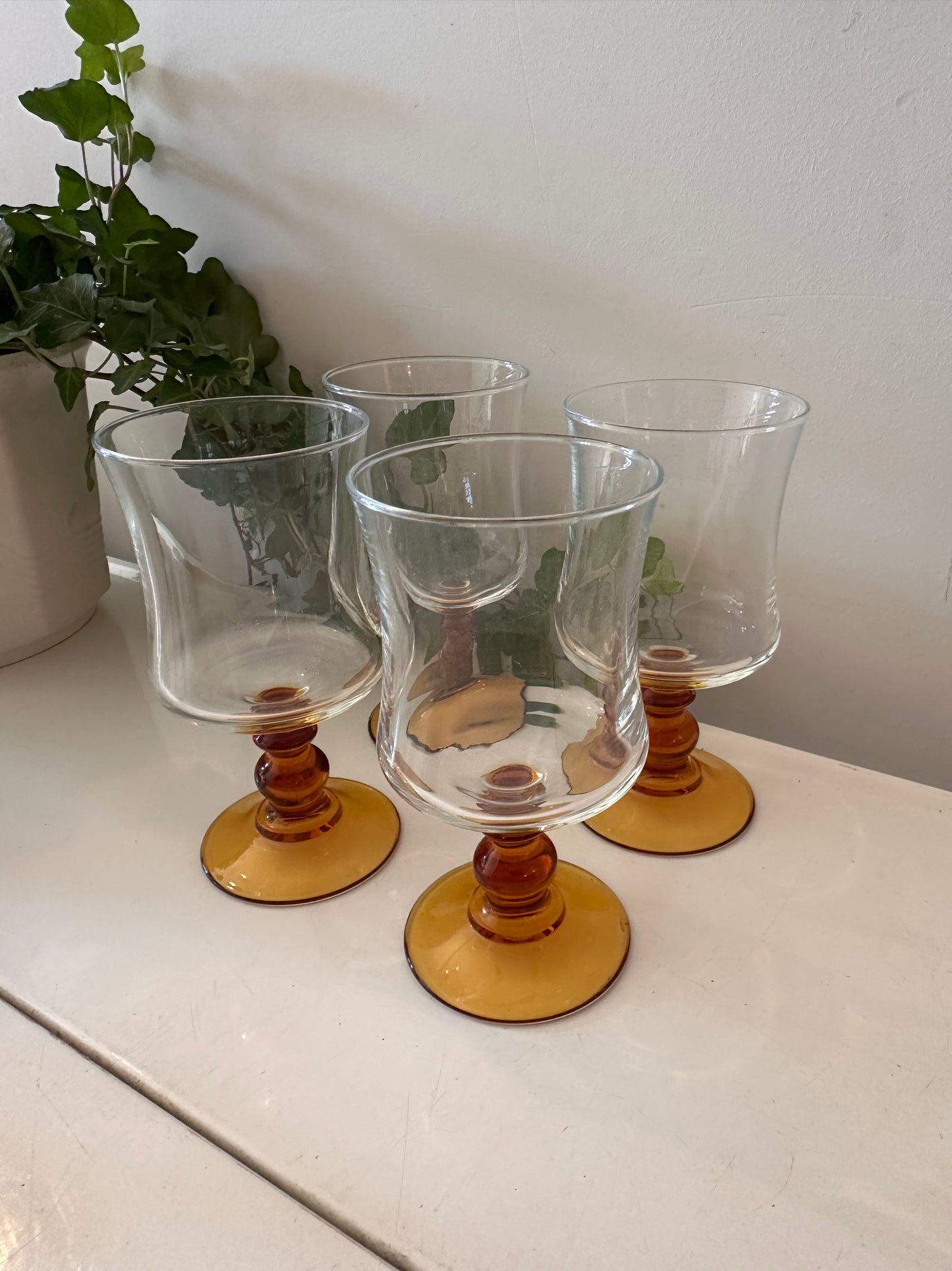 Set van 4 wijnglazen jaren 70 amberkleurige voet