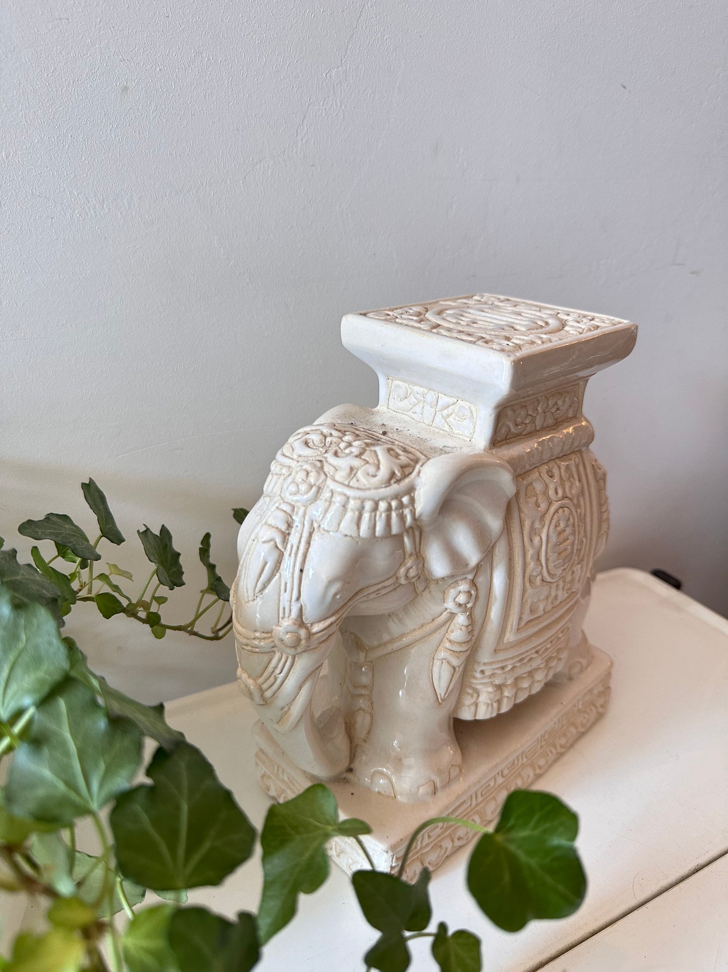 Klein keramieken plantentafeltje olifant