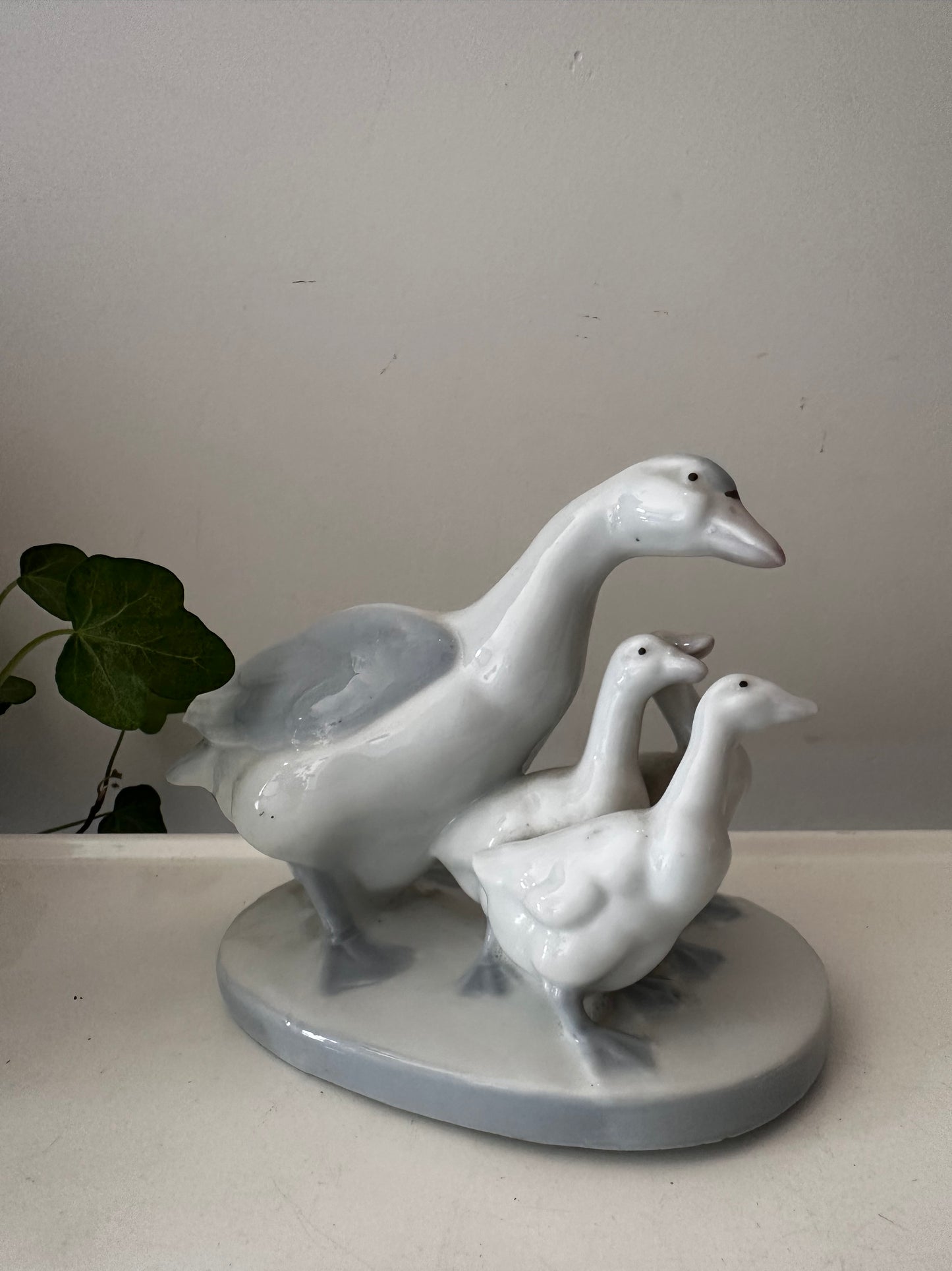 Porseleinen beeldje van gans met kleintjes