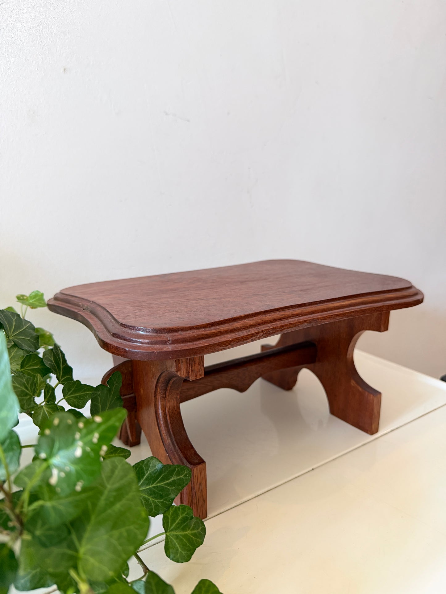Klein vintage houten plantentafeltje