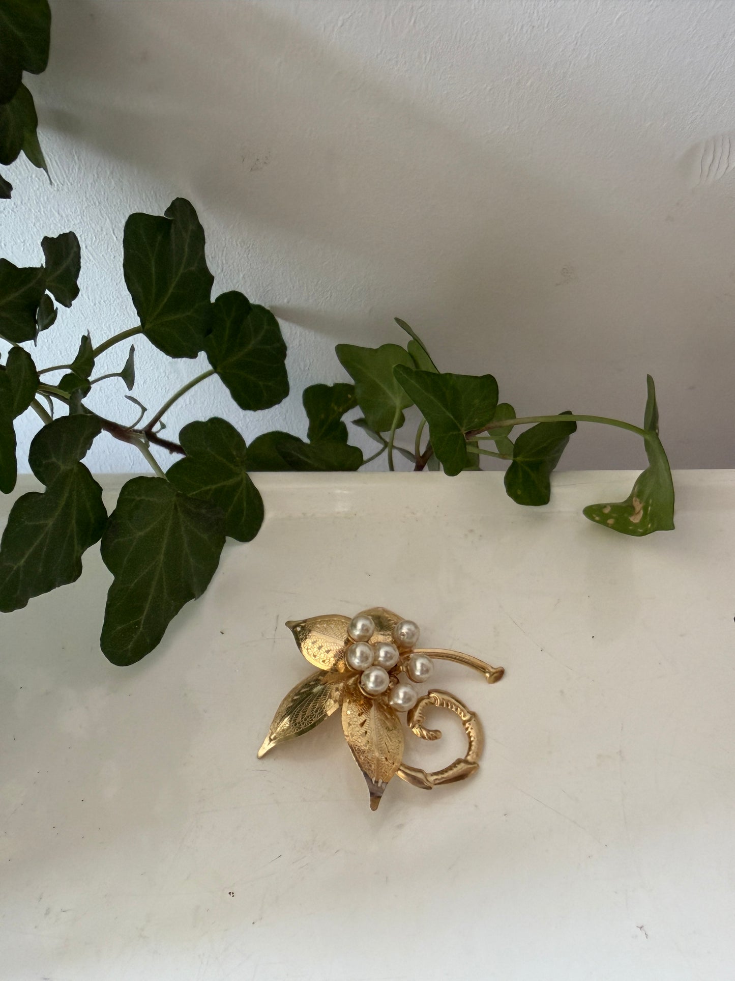 Goudkleurige broche met parels
