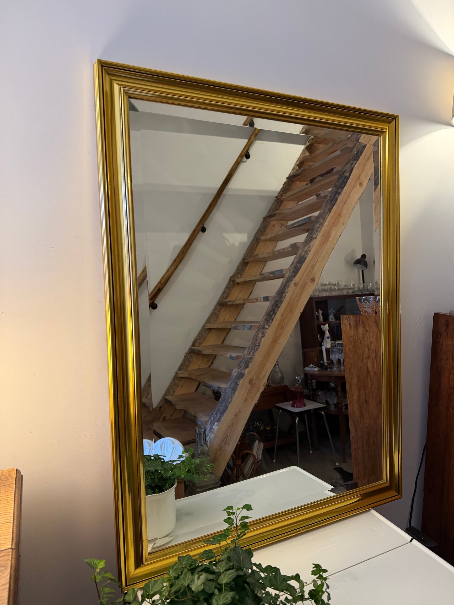 Facet geslepen spiegel met goudkleurige lijst