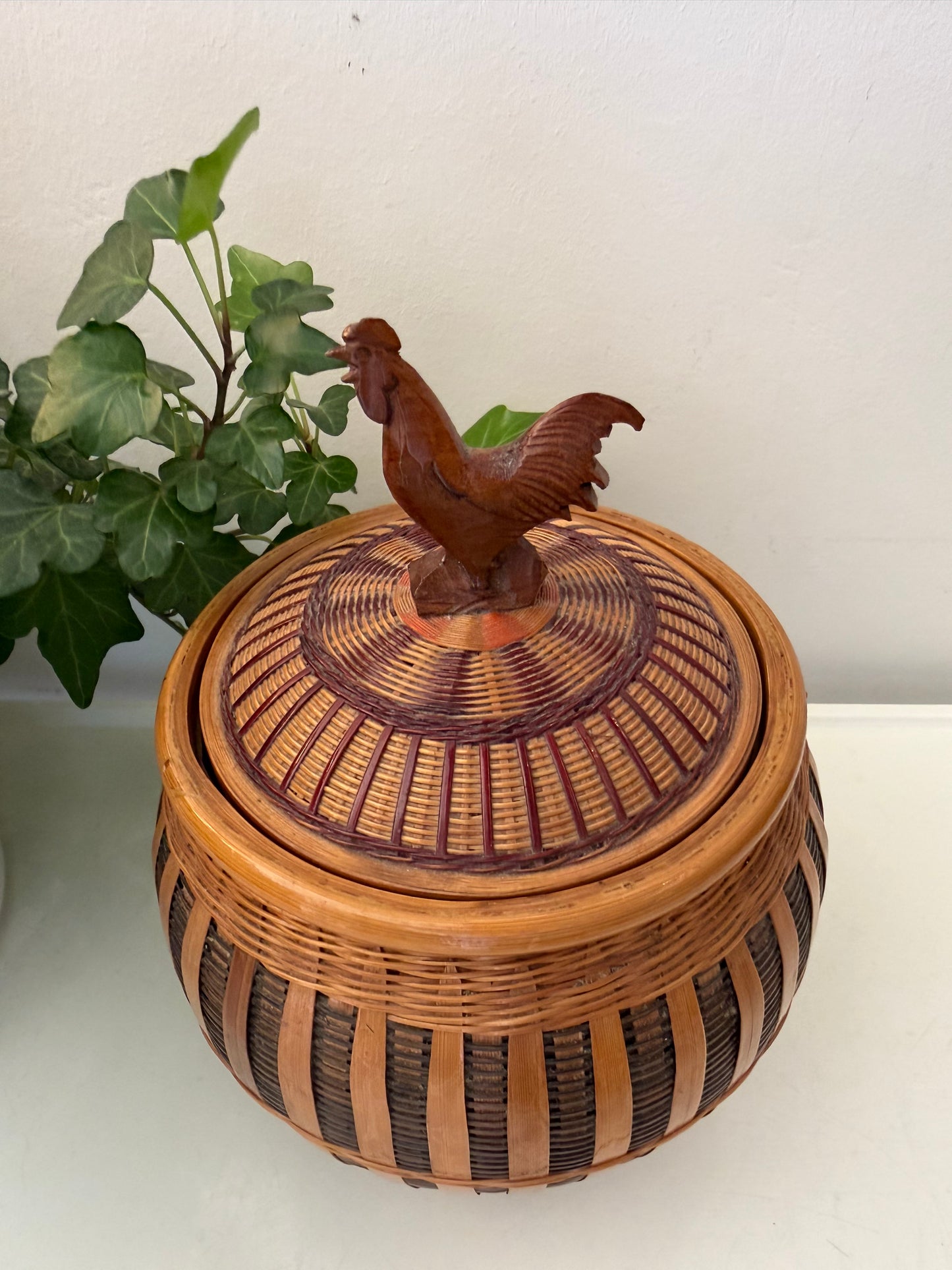 Rotan voorraadpot met haan mid century