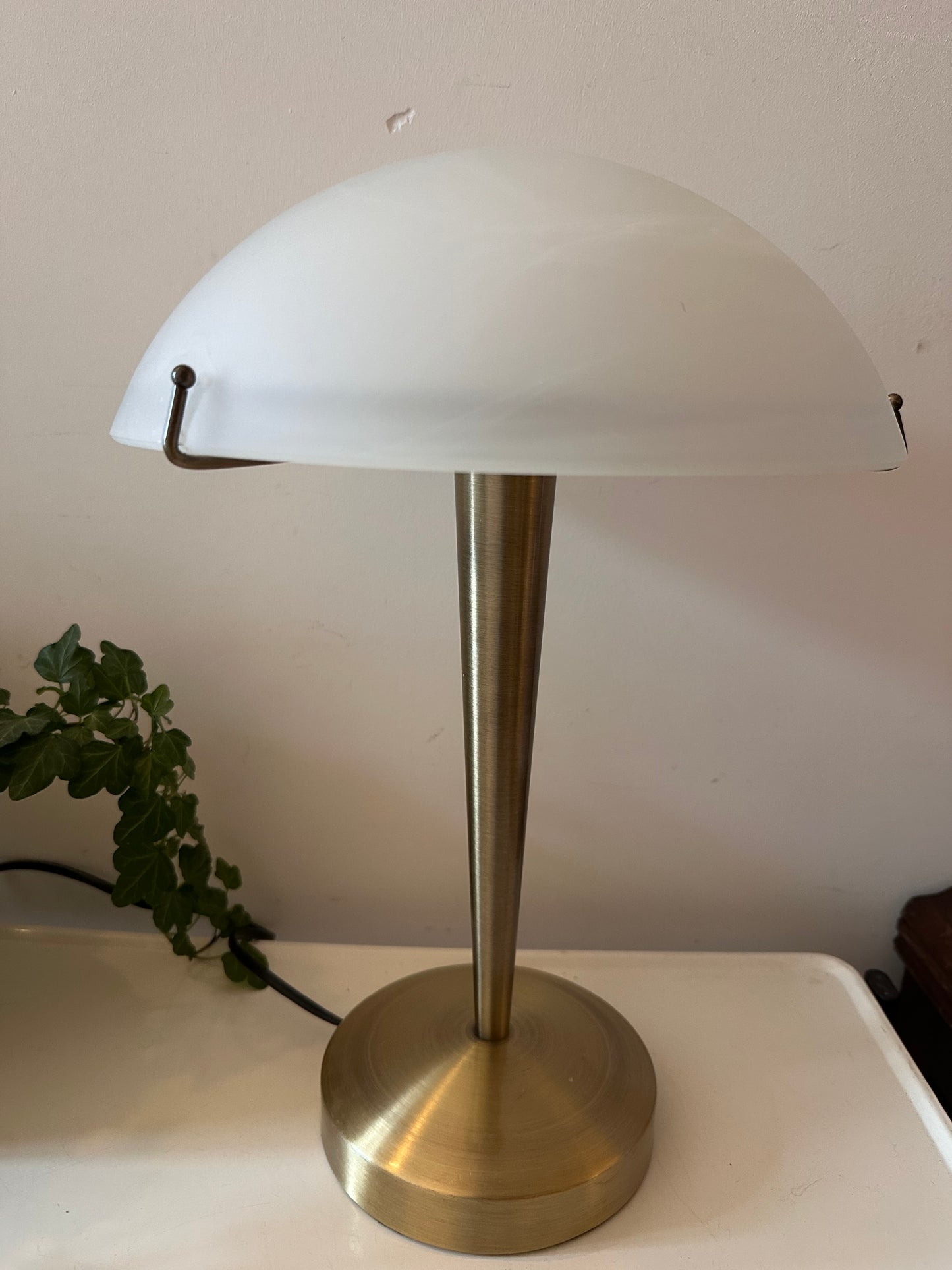 Touch tafellamp met mat glazen kap