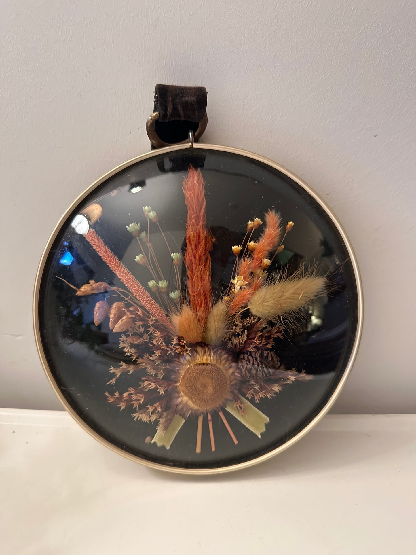Wandhanger met gebold glas en droogbloemen