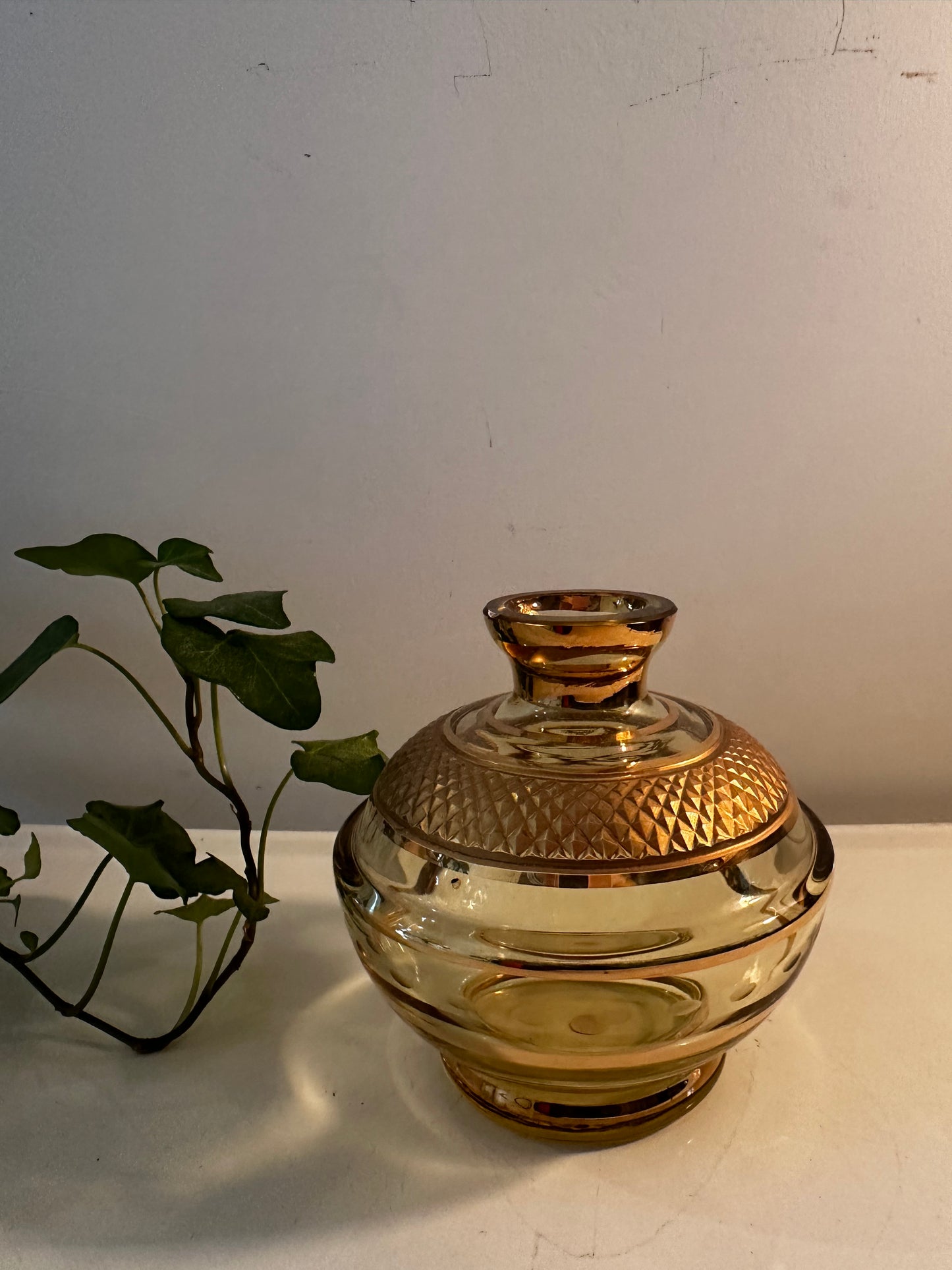 Vintage glazen vaasje met goudkleurig design