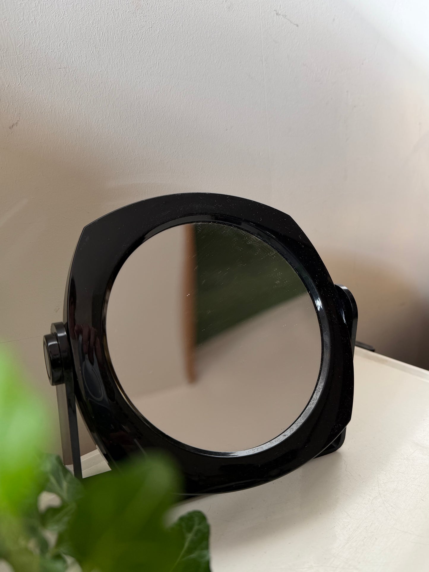 Jaren 70/80 spiegel zwart op poot