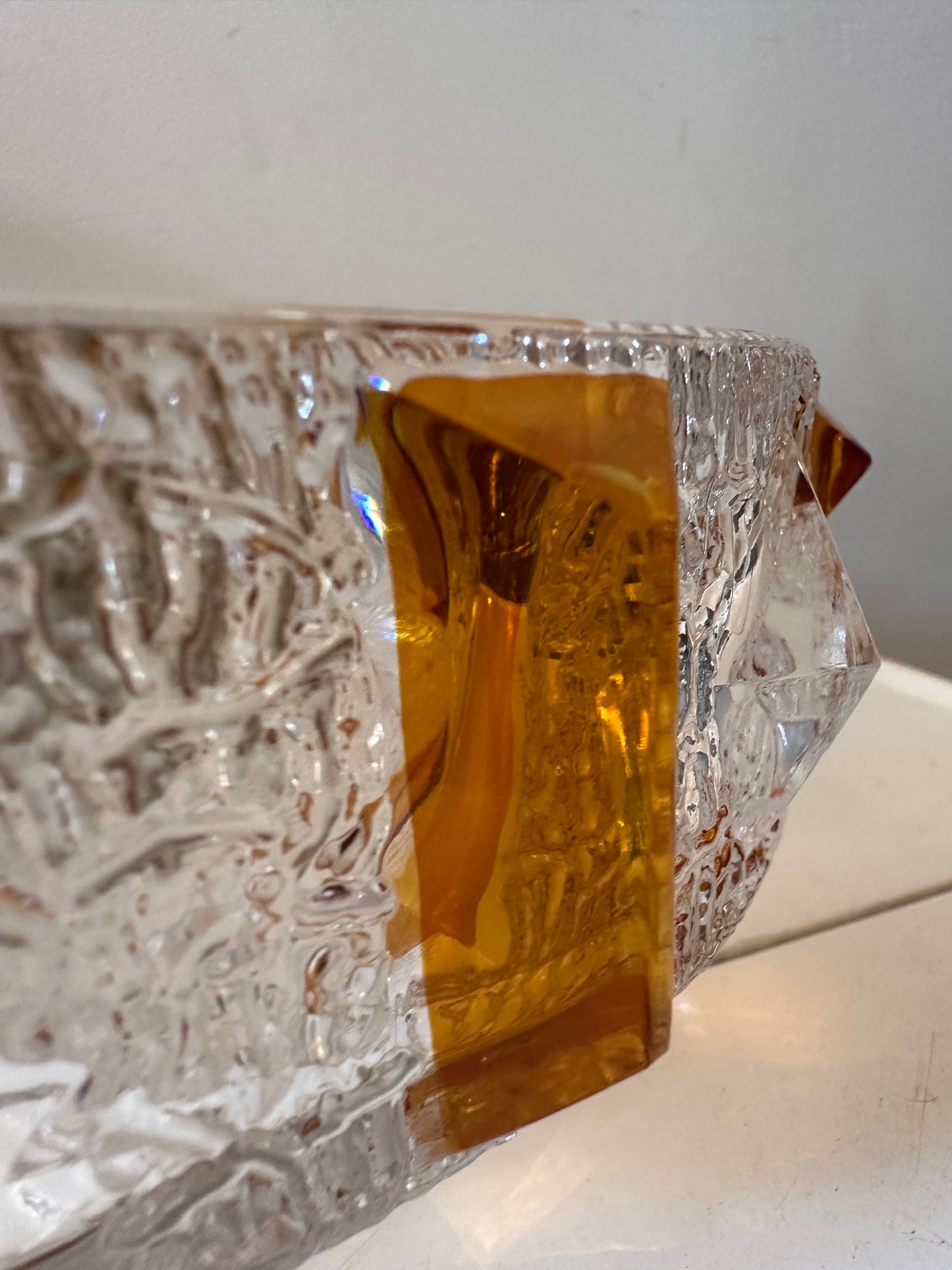 Persglazen schaal met amberkleurige accenten