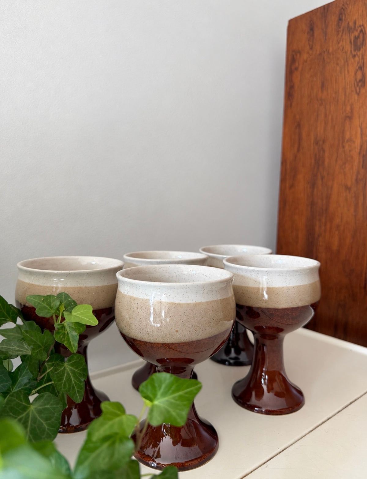 Mid Century vintage koffie mokken op voet