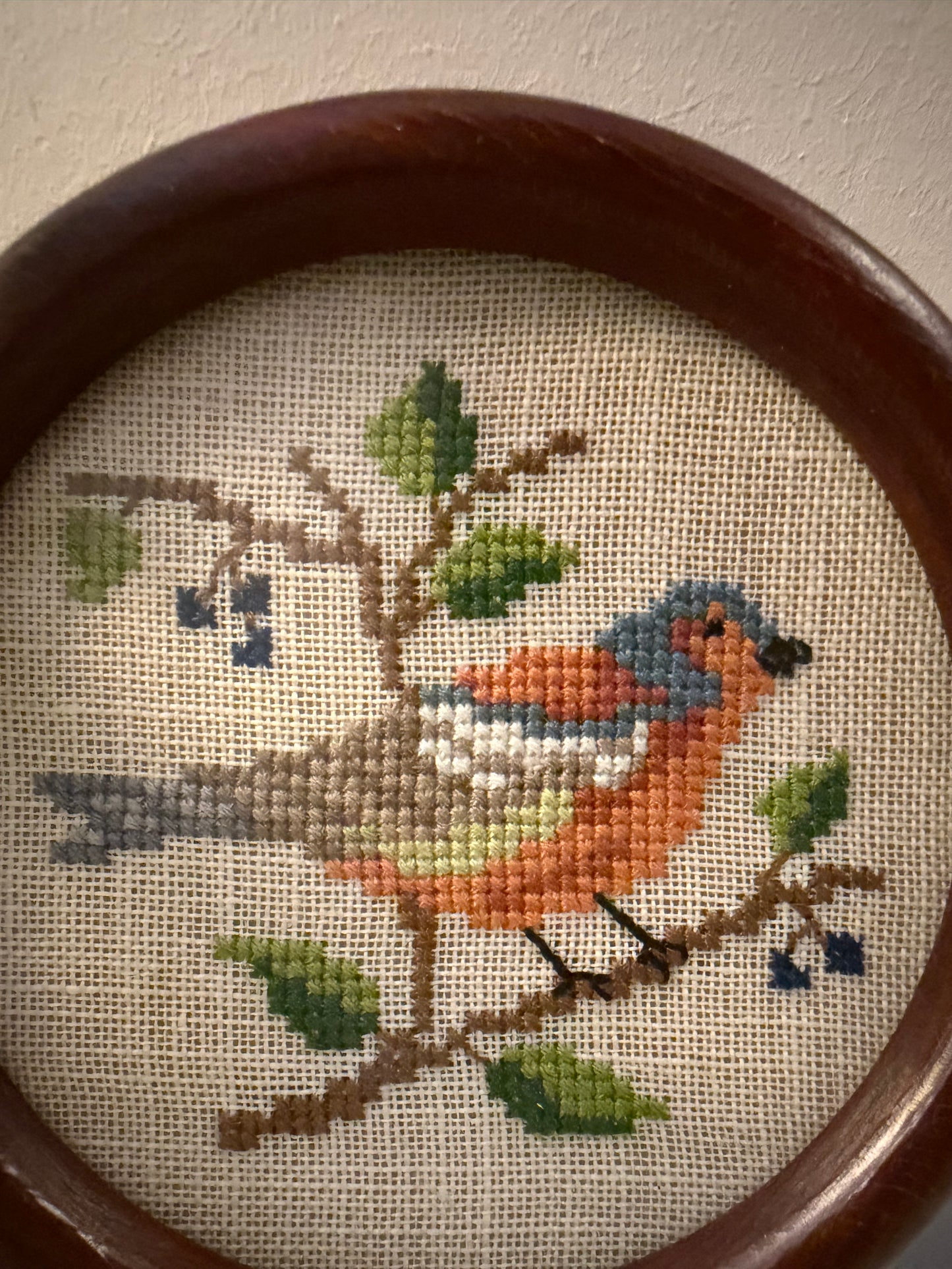 Vintage borduurwerkje in rond lijstje