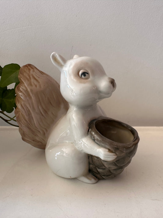 Porseleinen beeldje eekhoorn