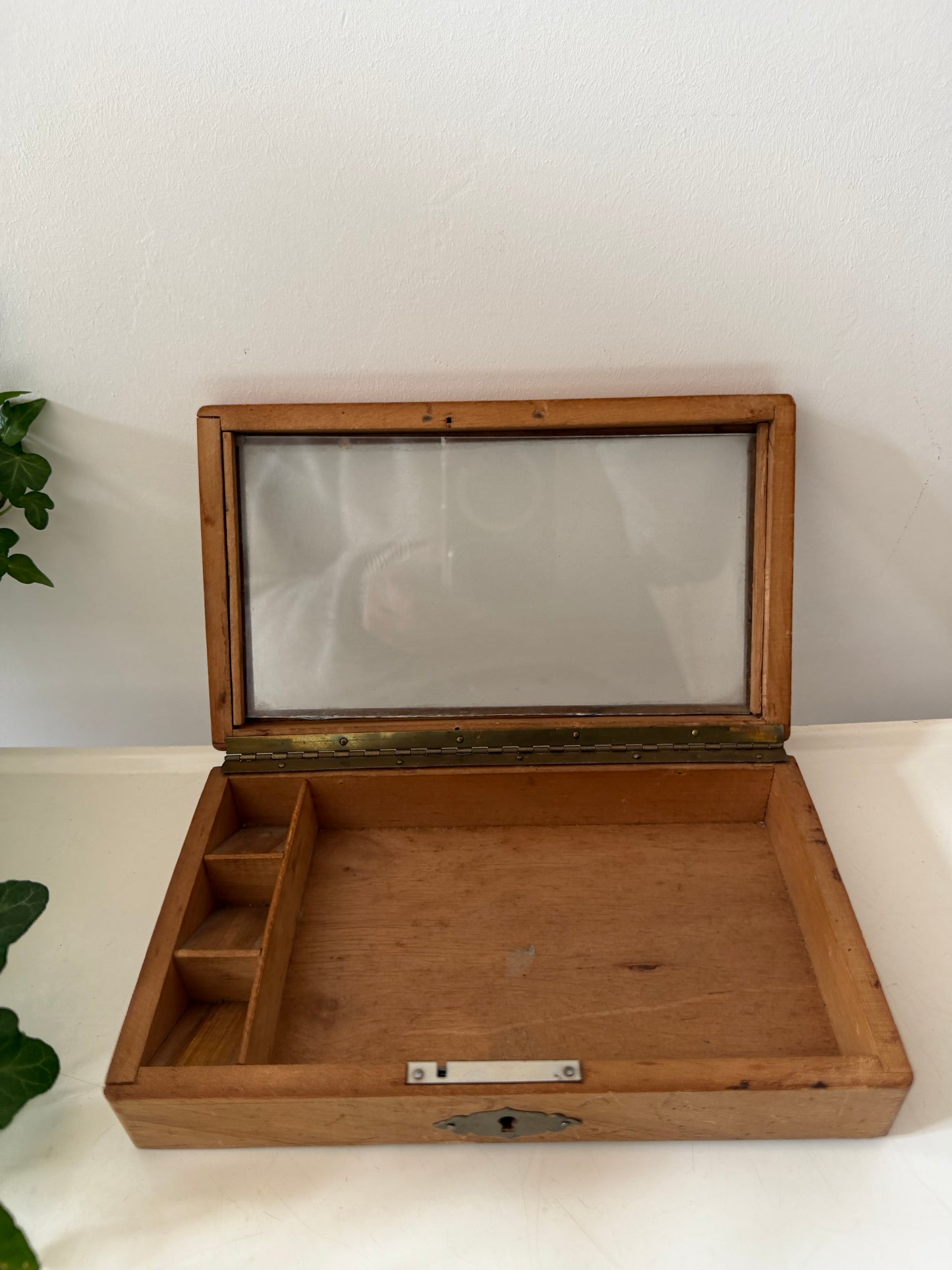 Houten bewaardoosje met glazen ruitje