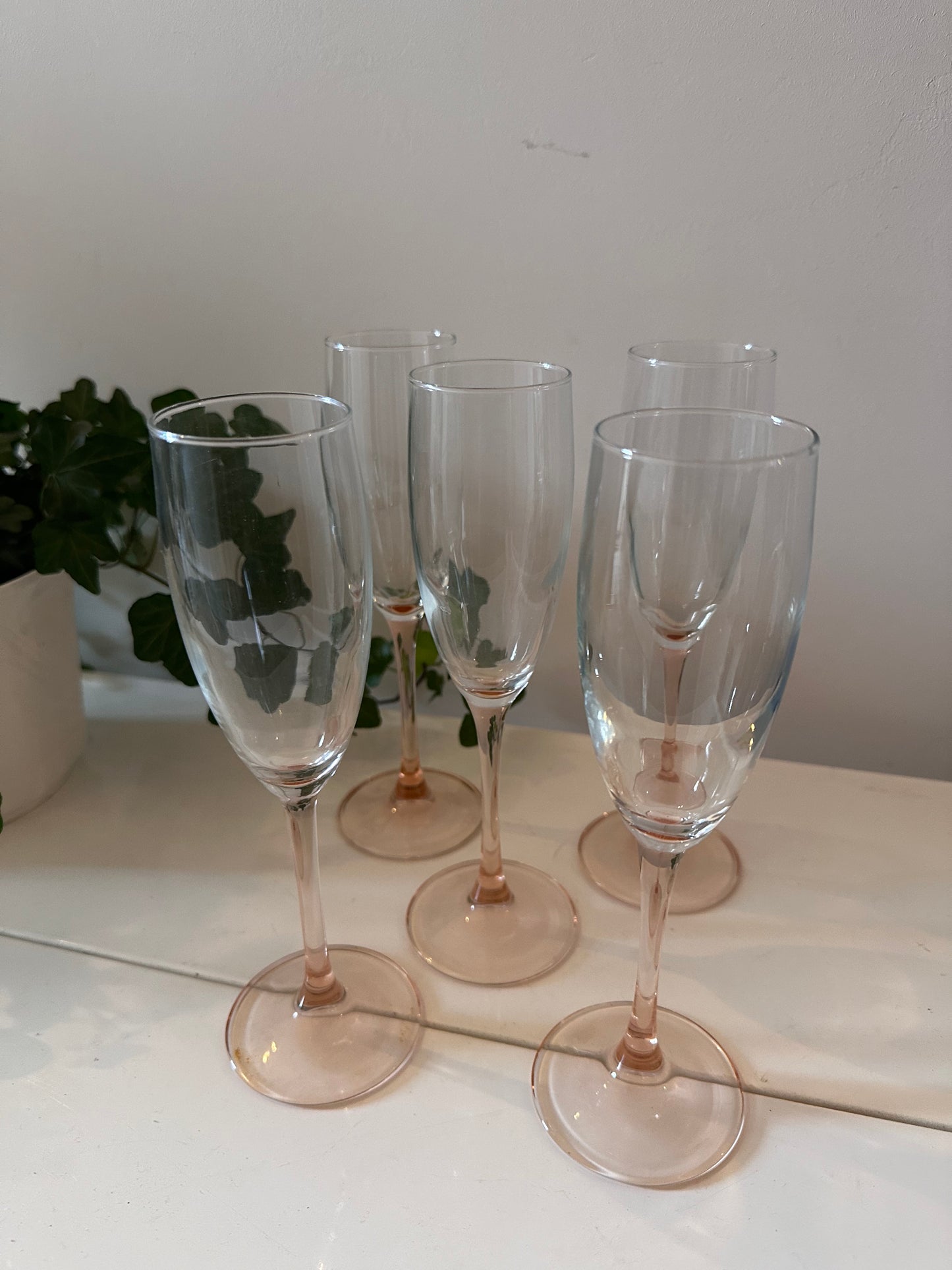 Champagneglazen met pastel oranje voet