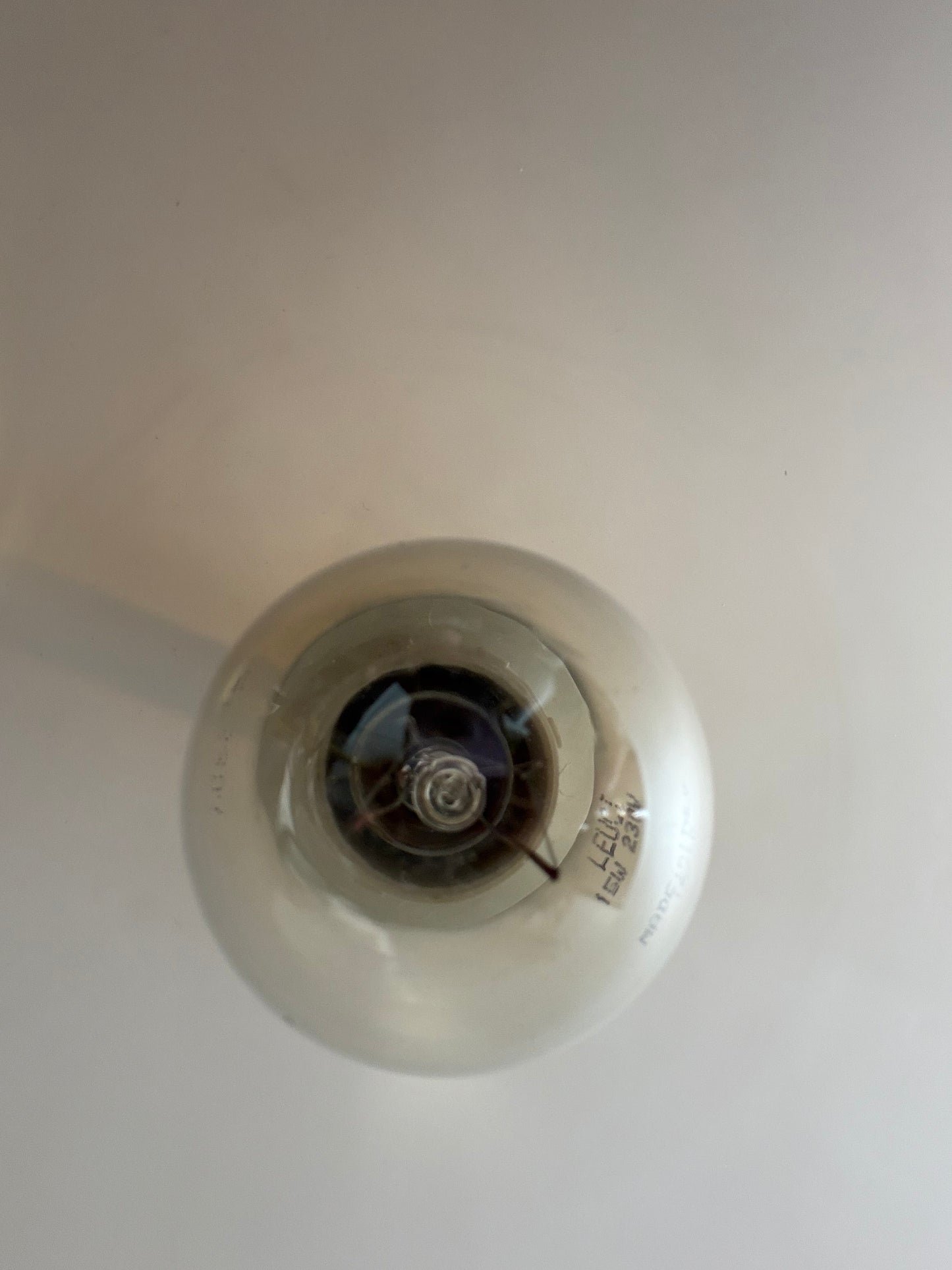 Messing tafellamp met melkglazen kap