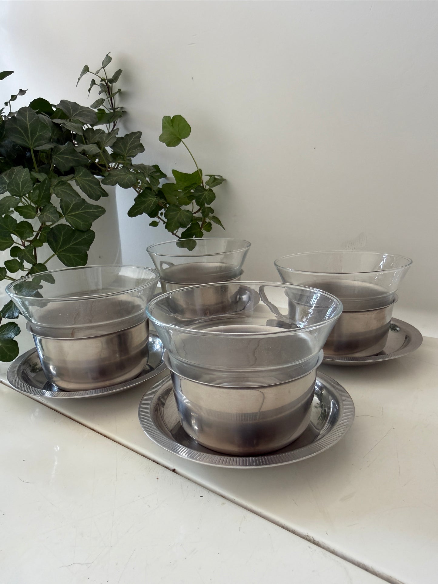 Set van 4 theeglazen in chroom houder en chroom schotel