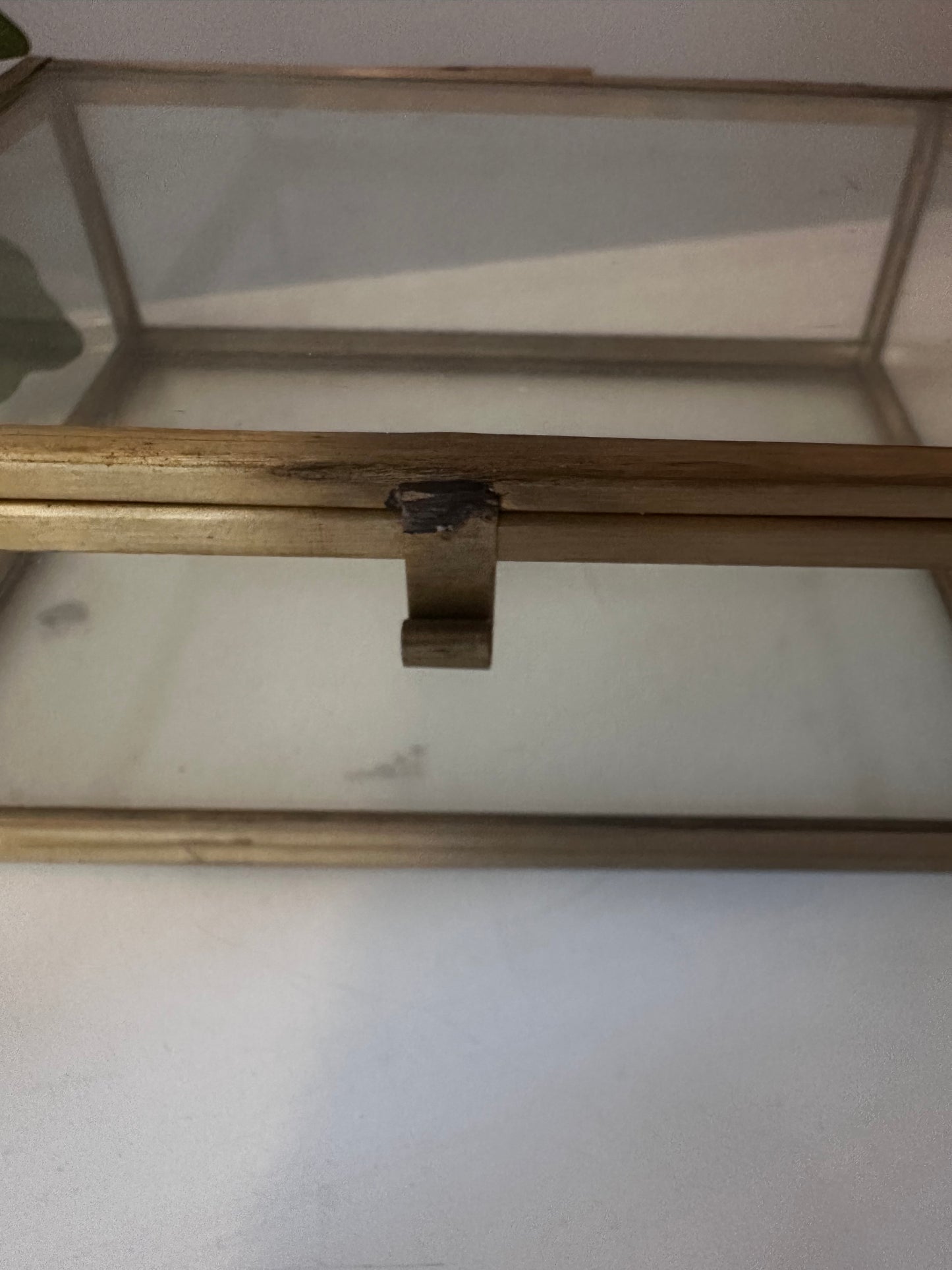 Glazen sieraden of bewaardoosje met messing randwerk