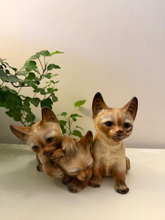 Porseleinen beeldje van 3 katjes