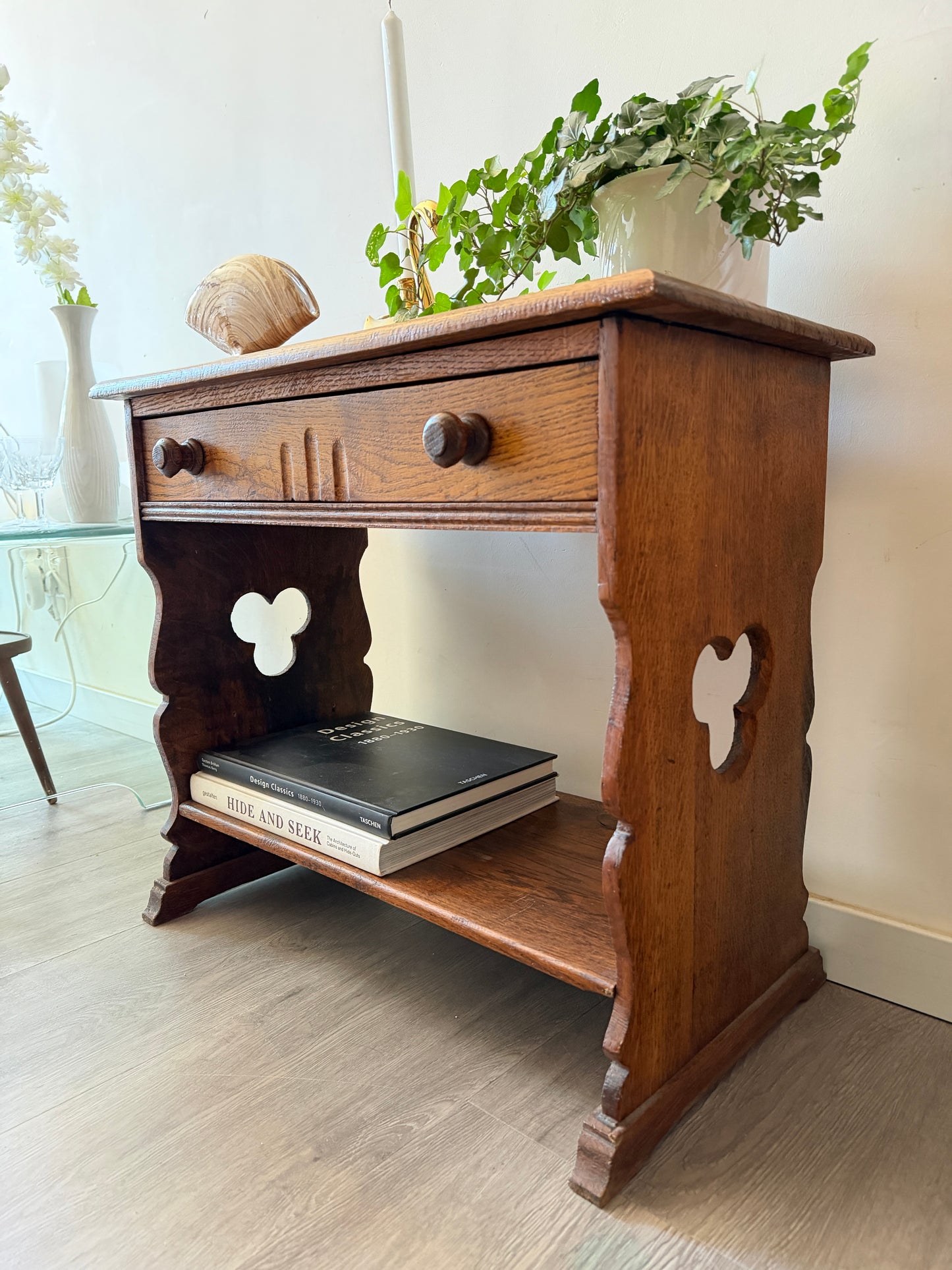 Houten tafeltje met laatje