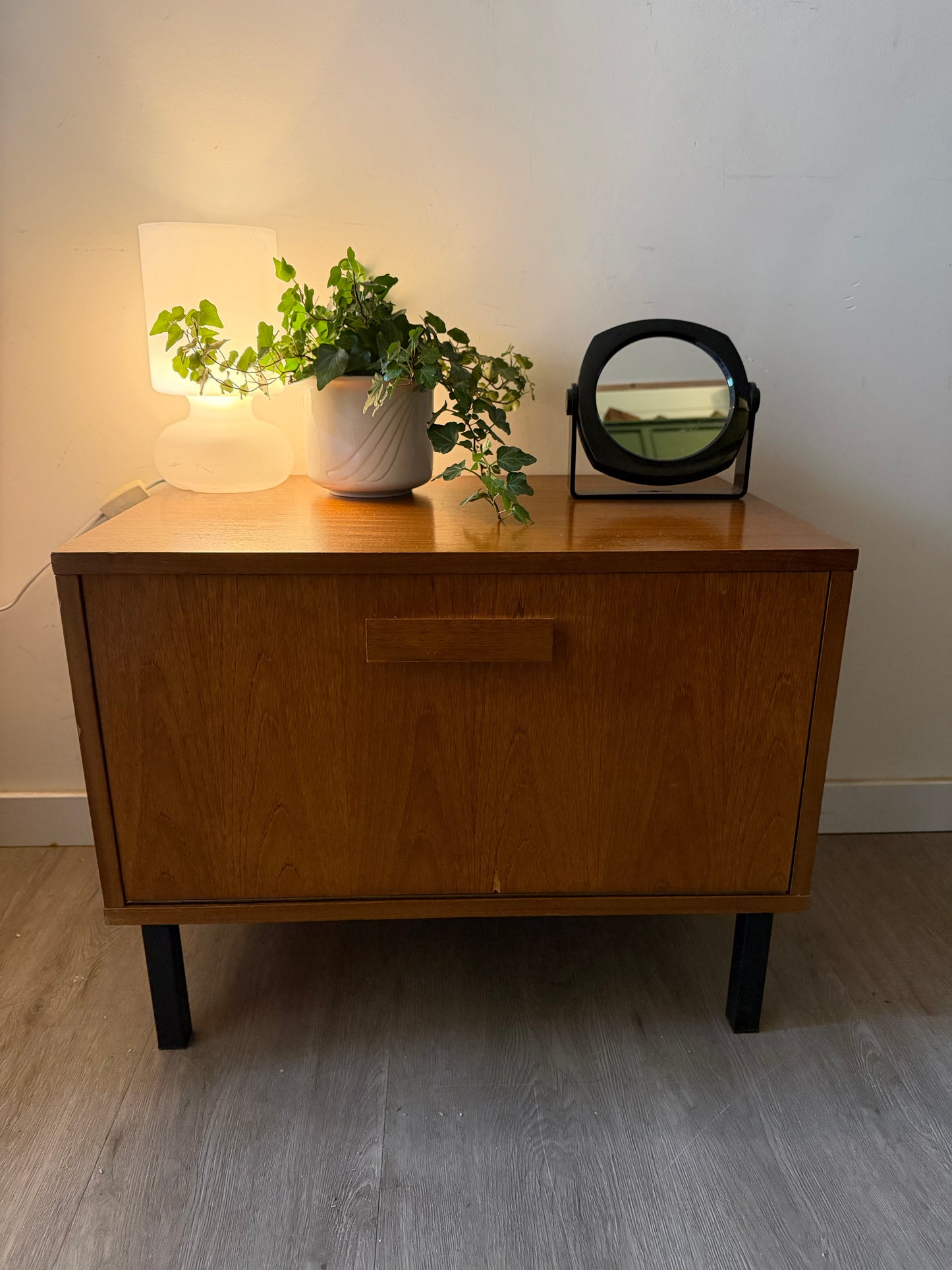 Mid Century klepkastje op pootjes