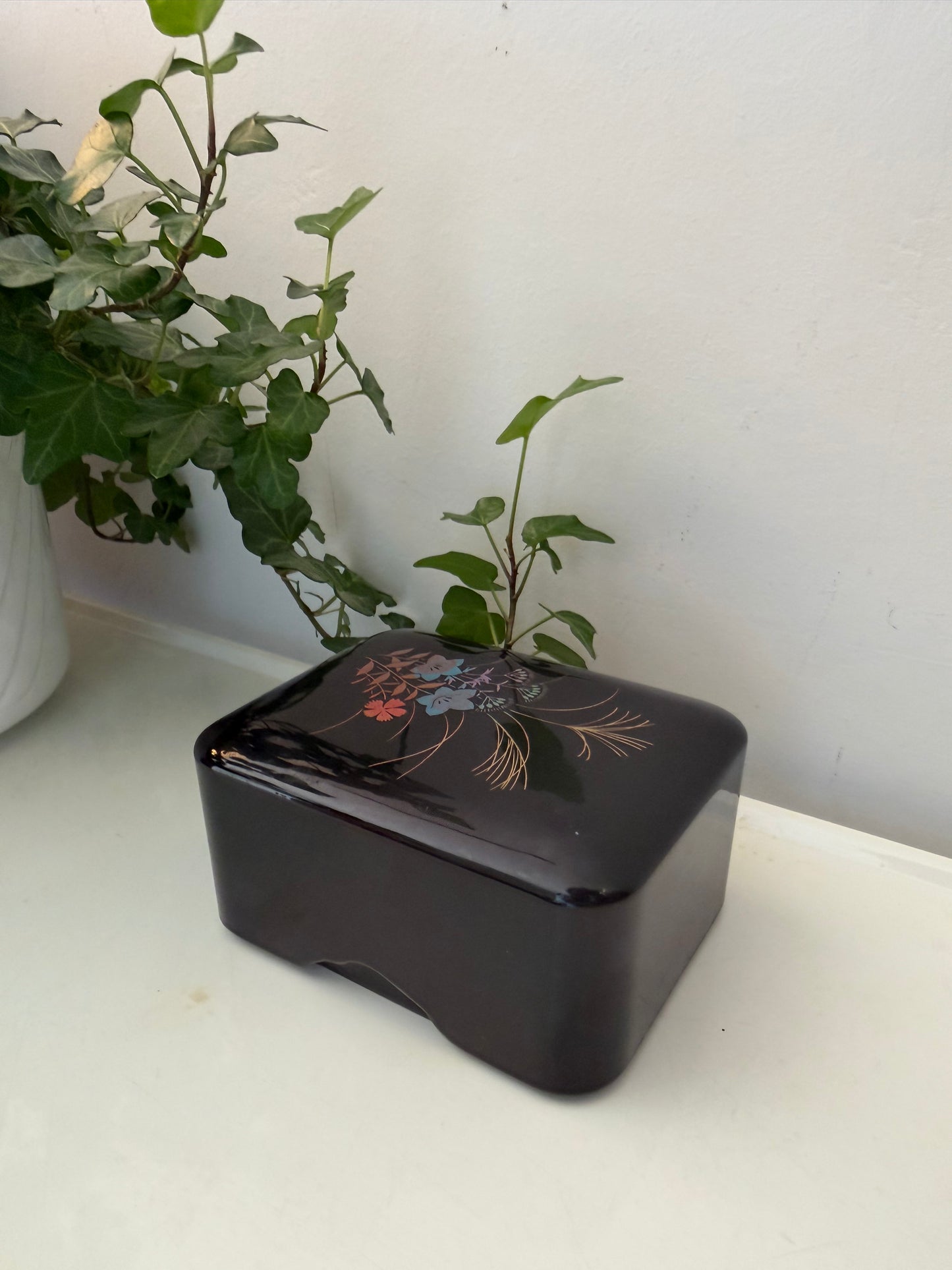 Zwart bewaardoosje met bloemmotief