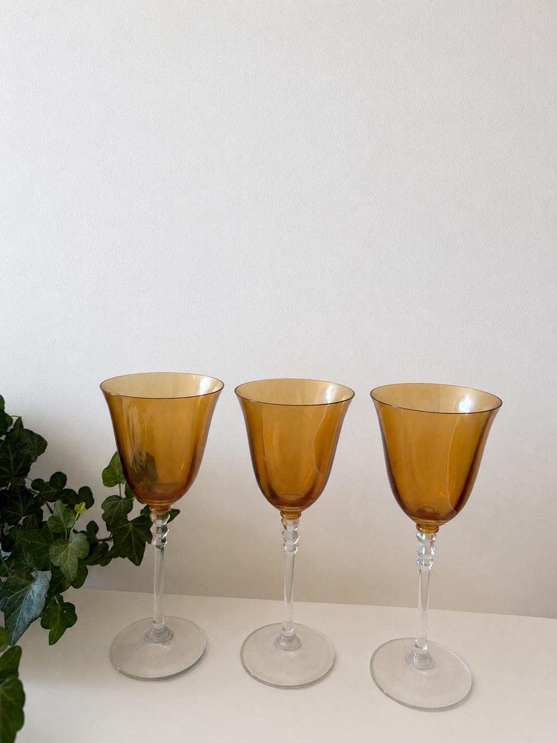 Set van 3 amberkleurige wijnglazen