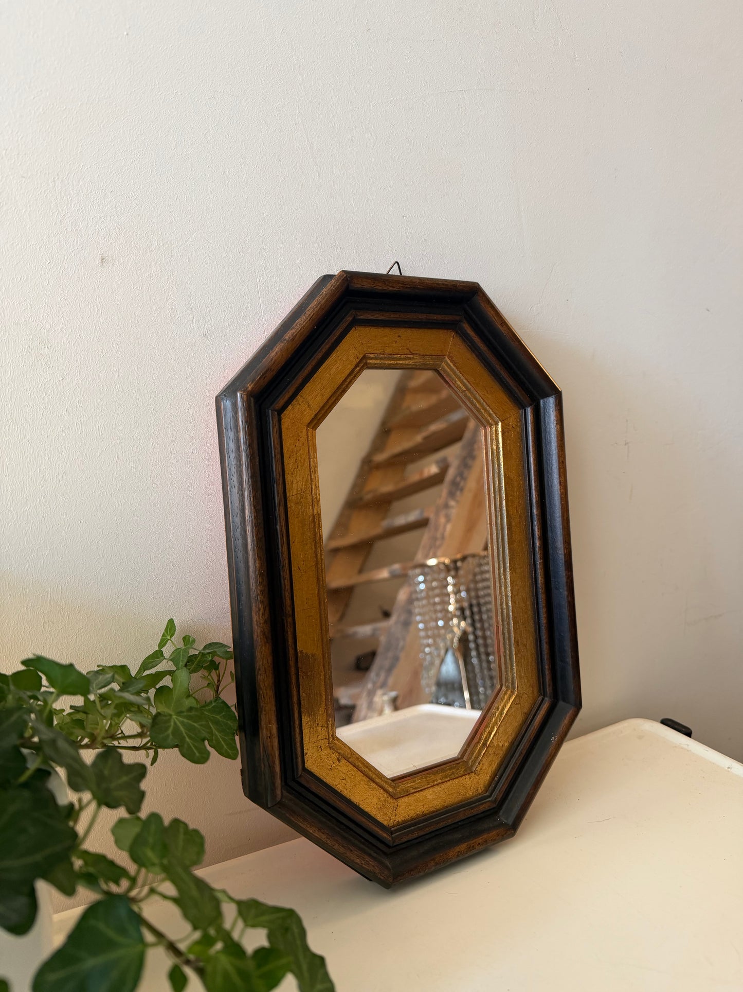 Wandspiegel met acht kantige houten frame