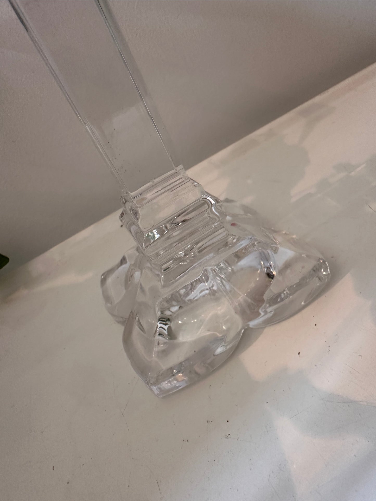 Vintage glazen kandelaar op sierlijke voet