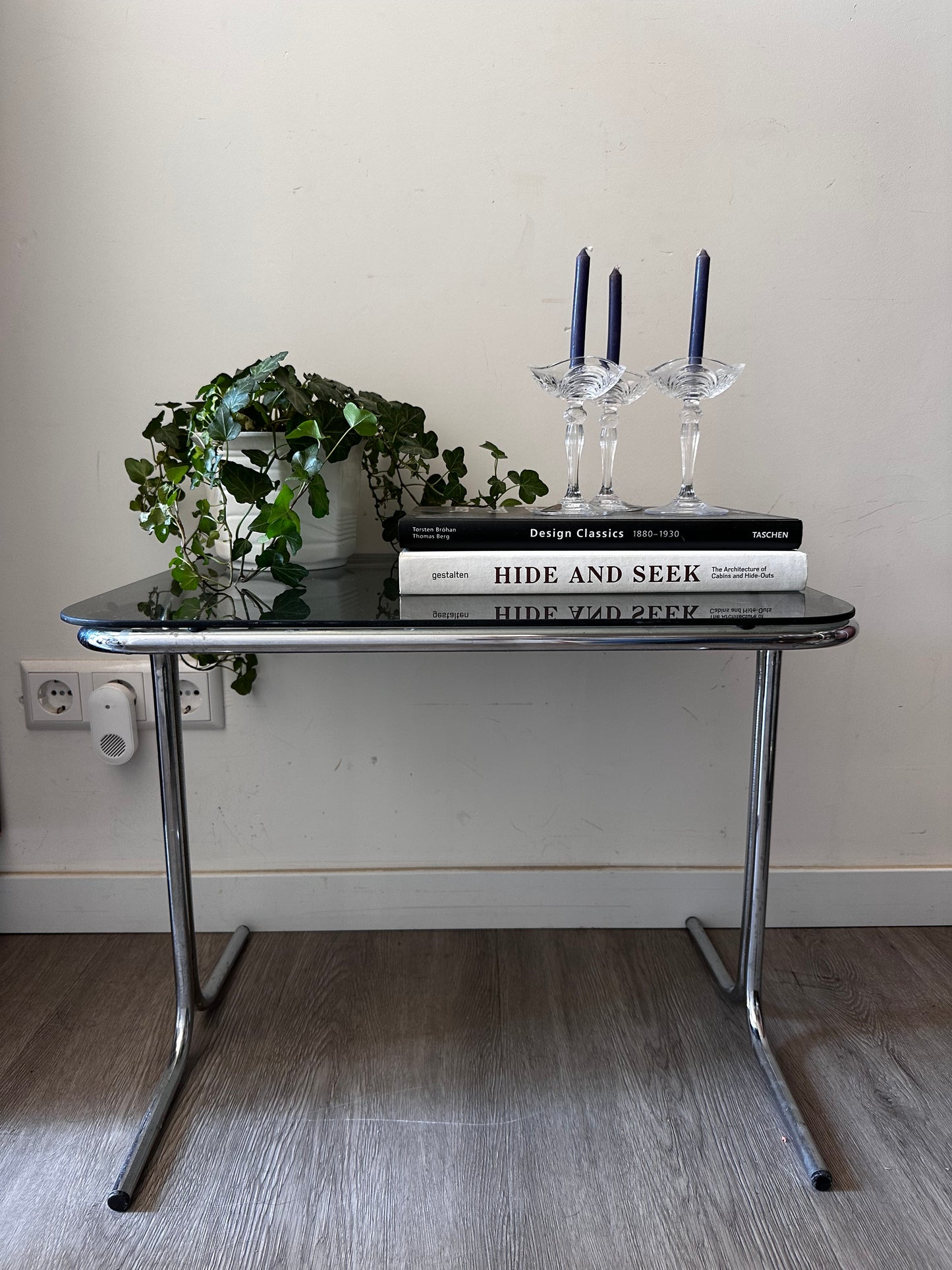 Bijzettafel in Bauhaus stijl met rookglas