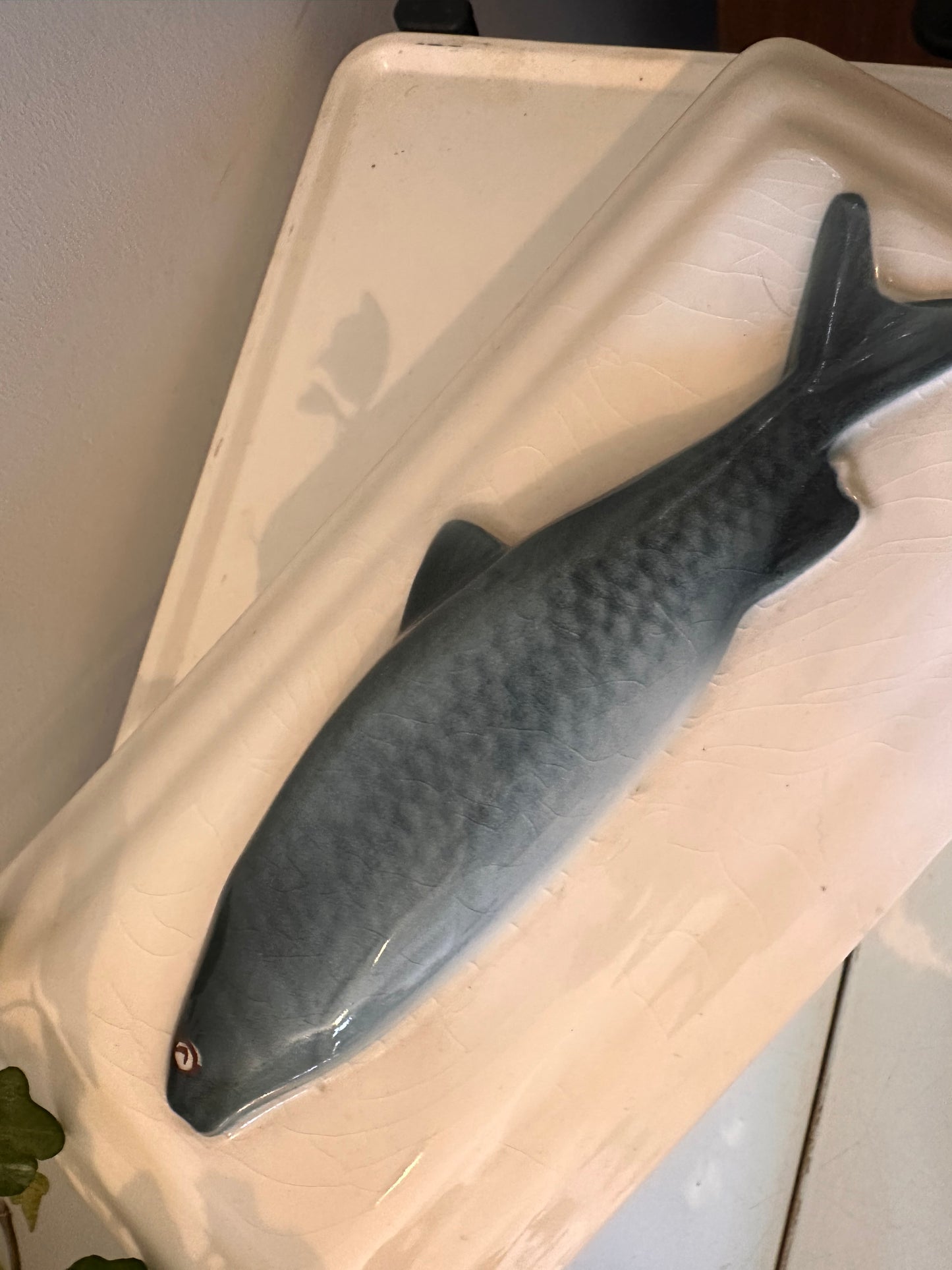 Porseleinen terrine met vis op de deksel