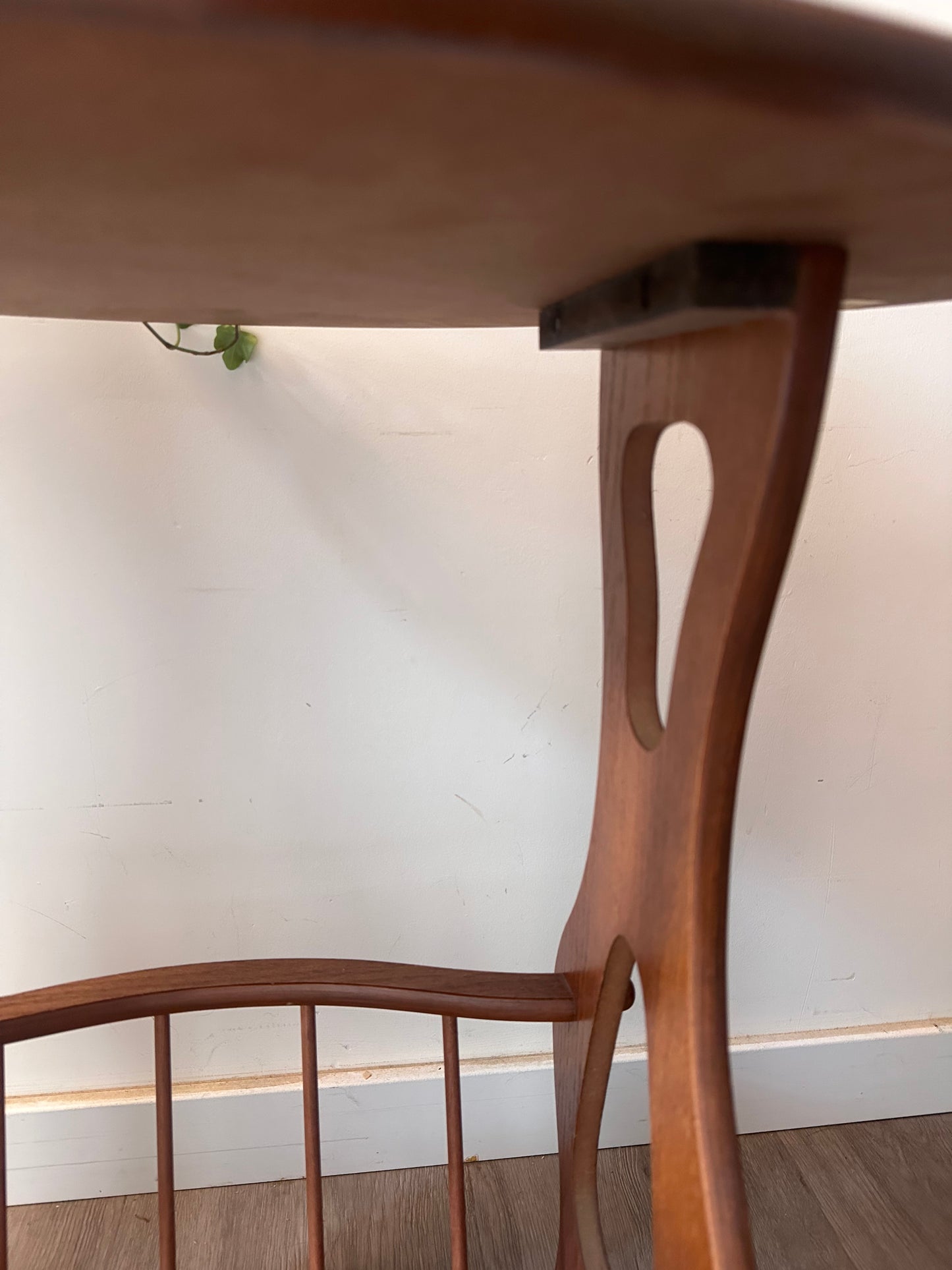 Mid Century bijzettafeltje met krantenrek