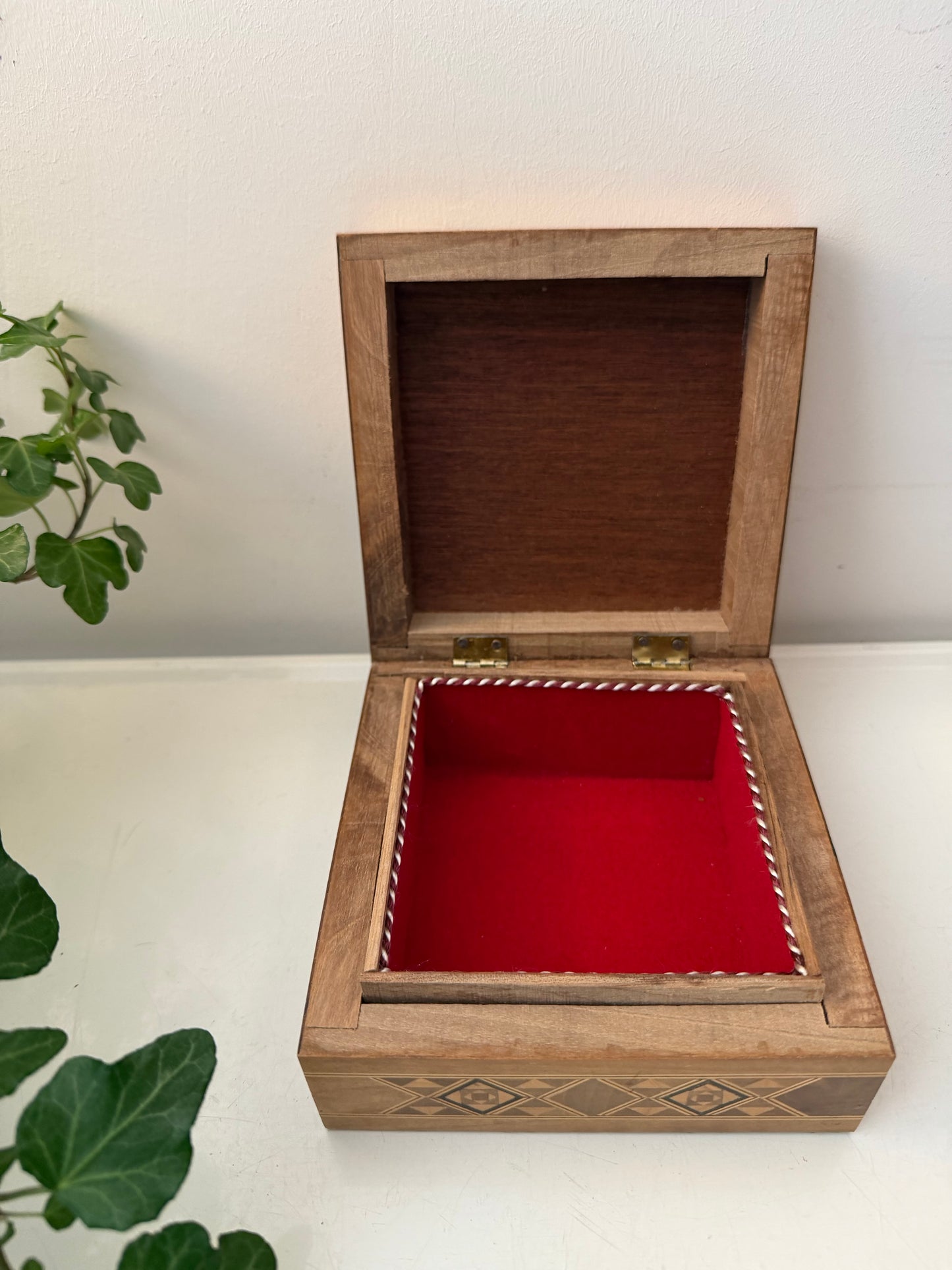 Houten bewaardoos met sterpatroon