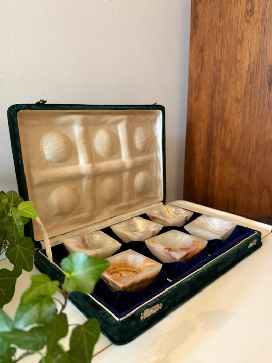 Natuurstenen bakjes in een fluwelen box