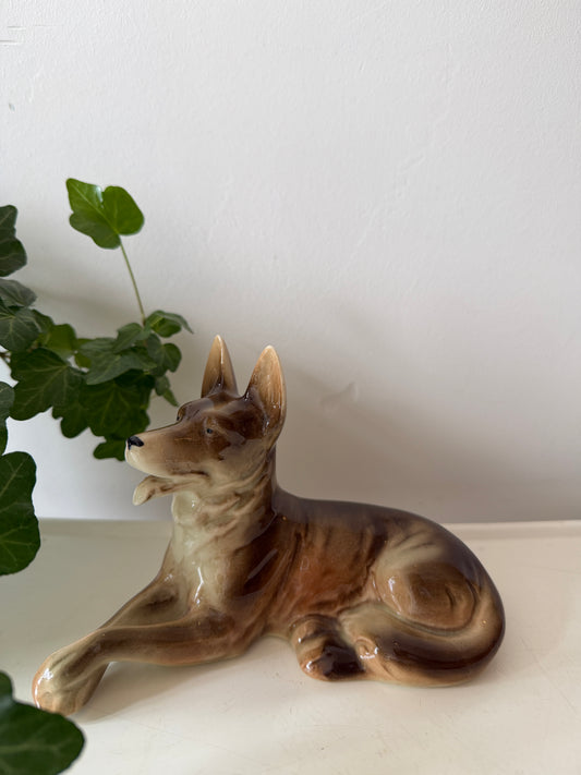 Porseleinen beeldje herdershond