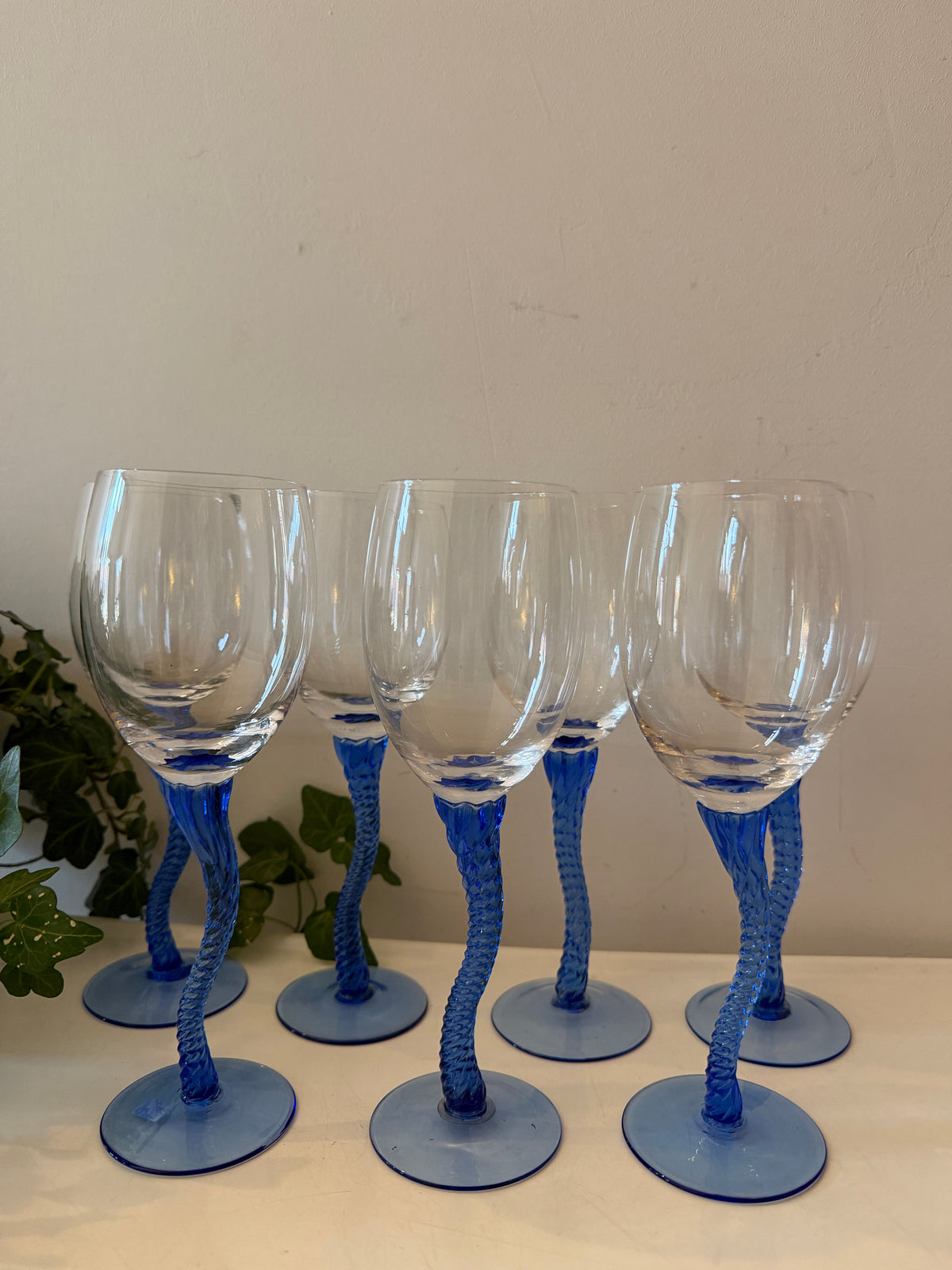 Wijnglazen met blauwe Wavy voet
