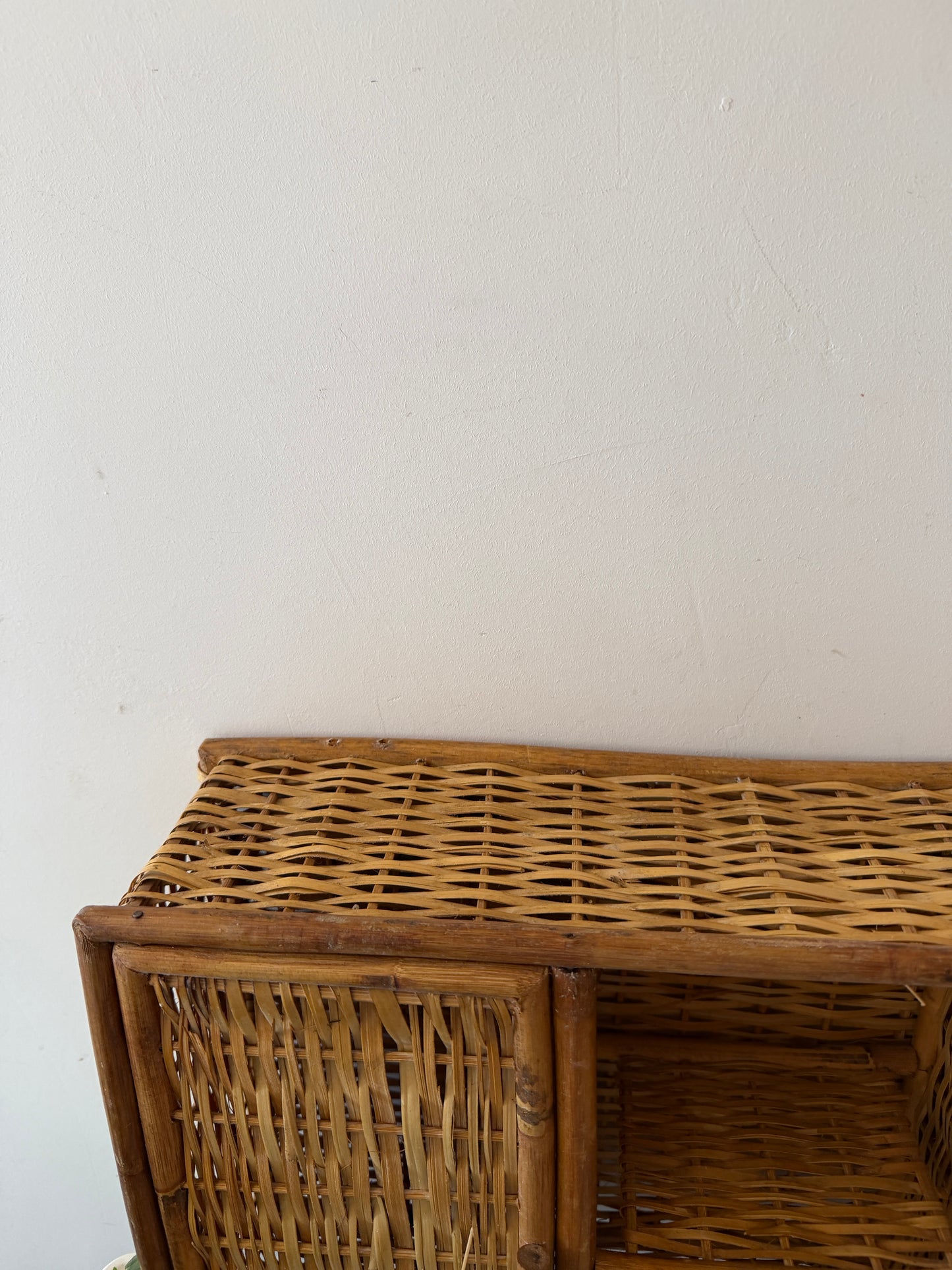 Rotan kastje met deurtjes