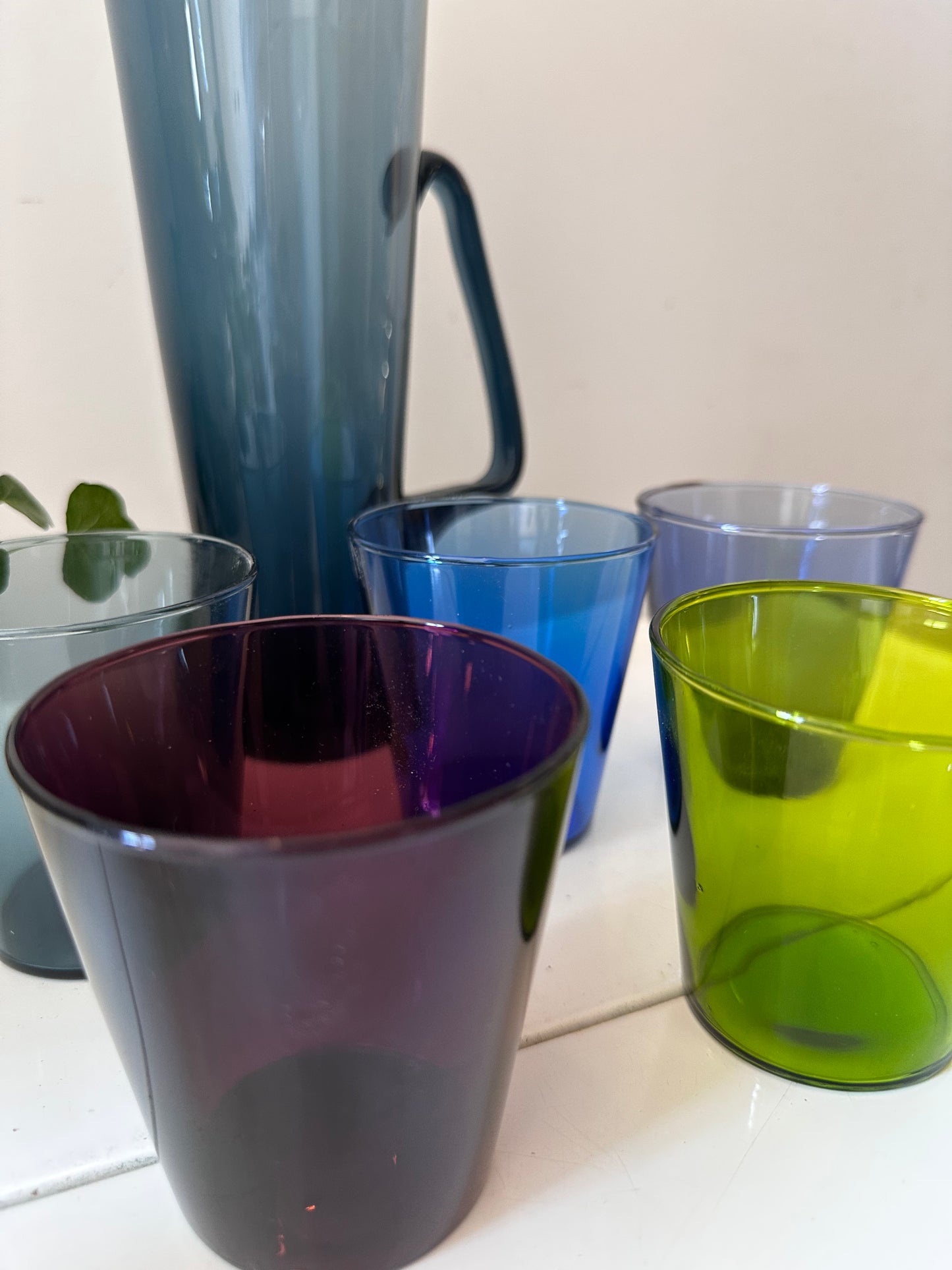 Gekleurde glazen met karaf