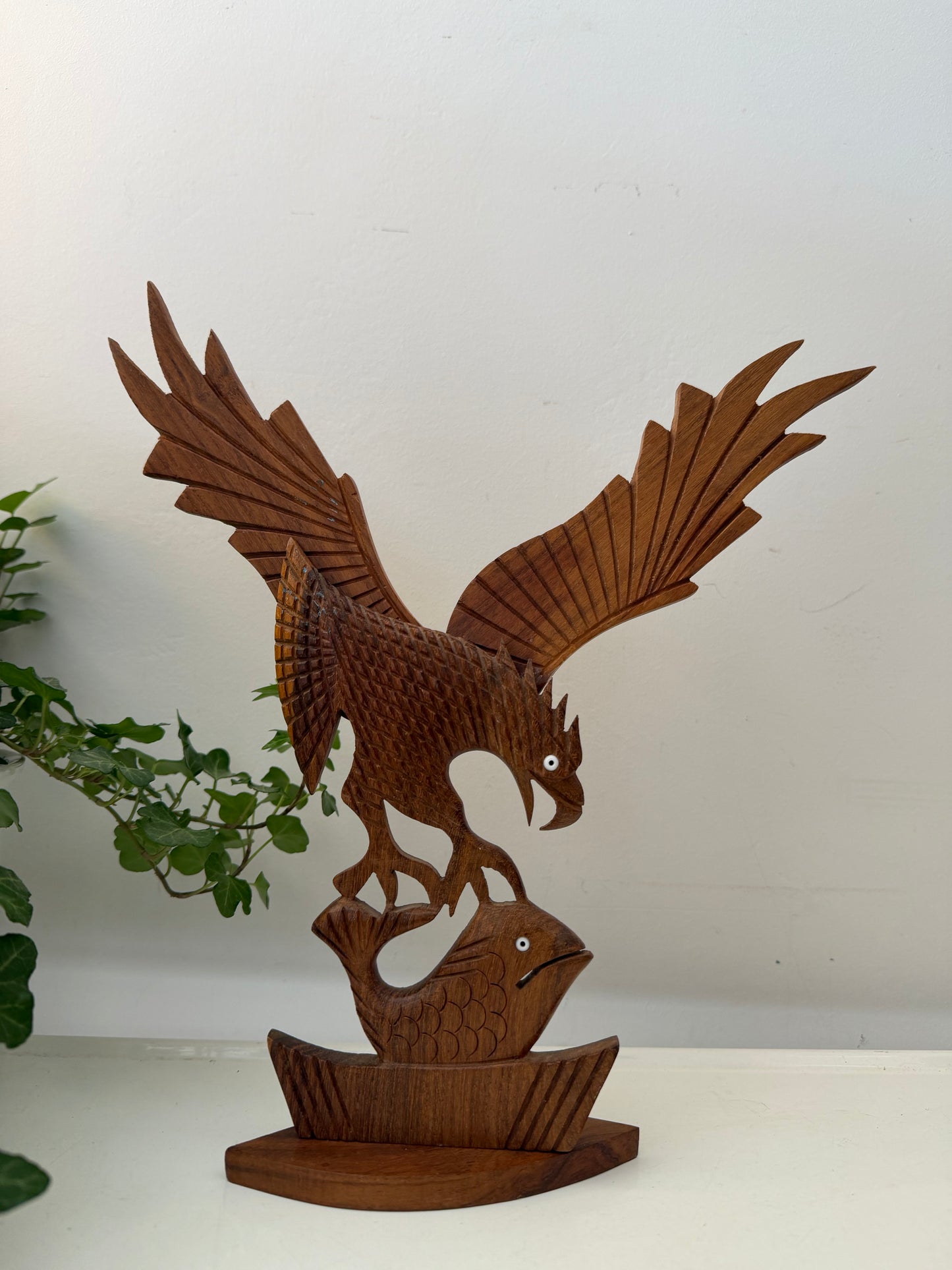 Houten beeld vogel met vis