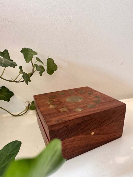 Houten bewaardoosje met messing inleg