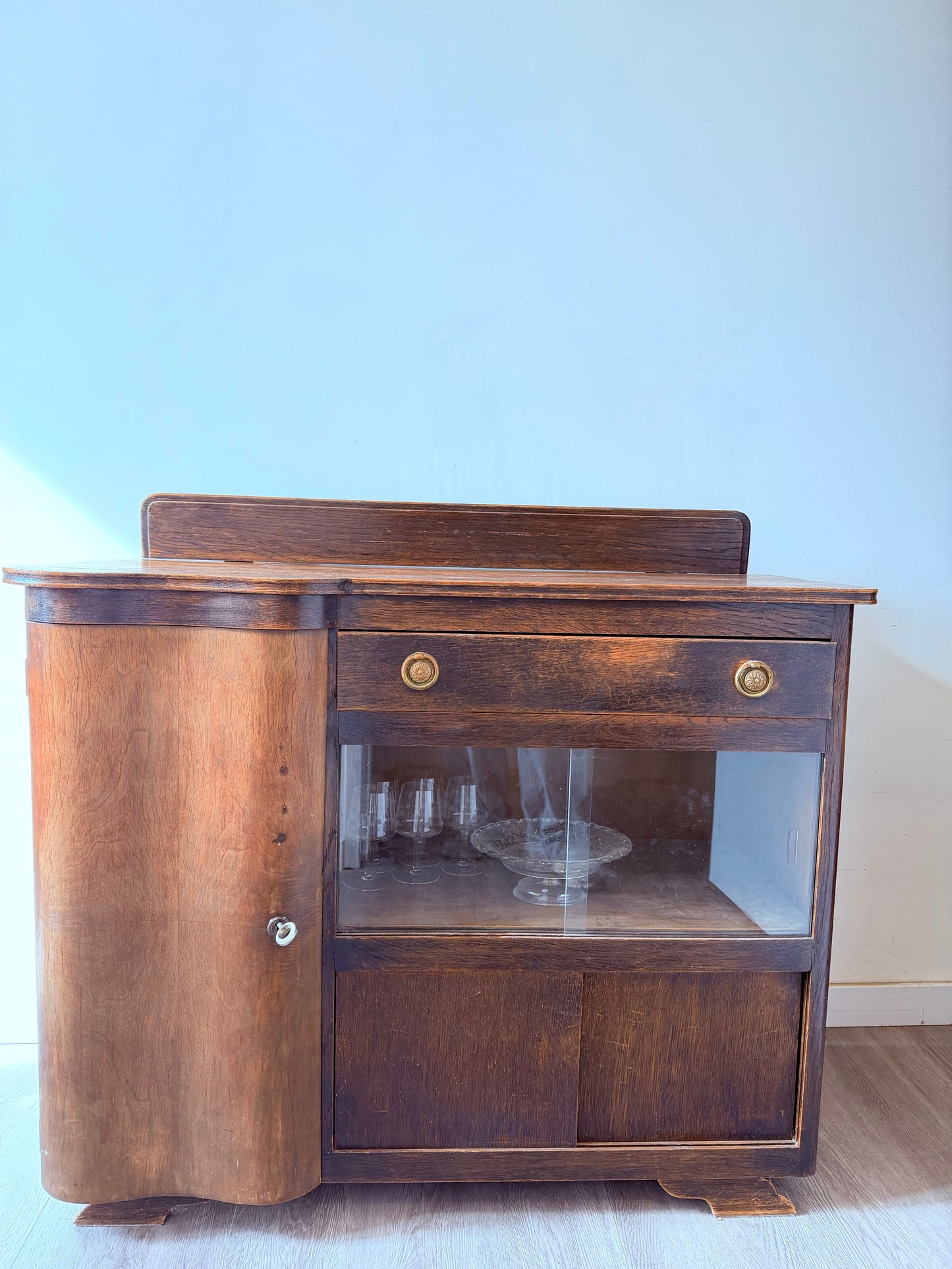 Art Deco kastje met glazen deurtjes